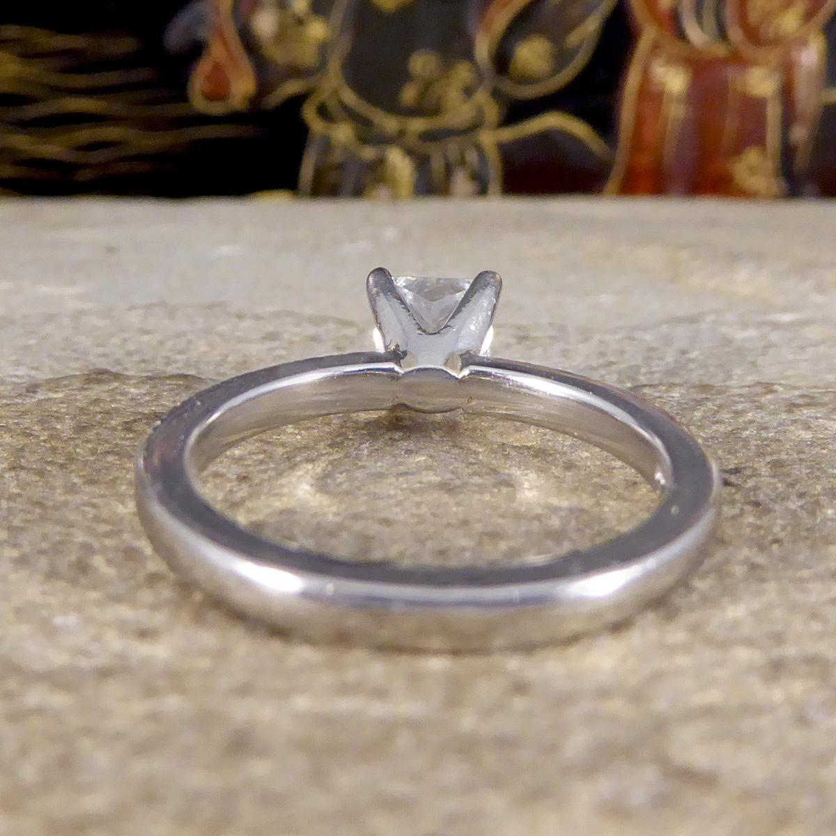 Moderner moderner 1,01 Karat Diamant-Verlobungsring mit Prinzessinnenschliff und Diamant-Schultern aus Platin im Zustand „Gut“ im Angebot in Yorkshire, West Yorkshire