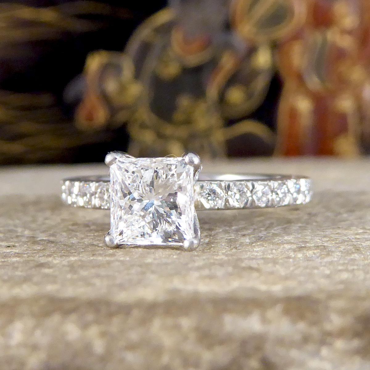 Moderner moderner 1,01 Karat Diamant-Verlobungsring mit Prinzessinnenschliff und Diamant-Schultern aus Platin Damen im Angebot