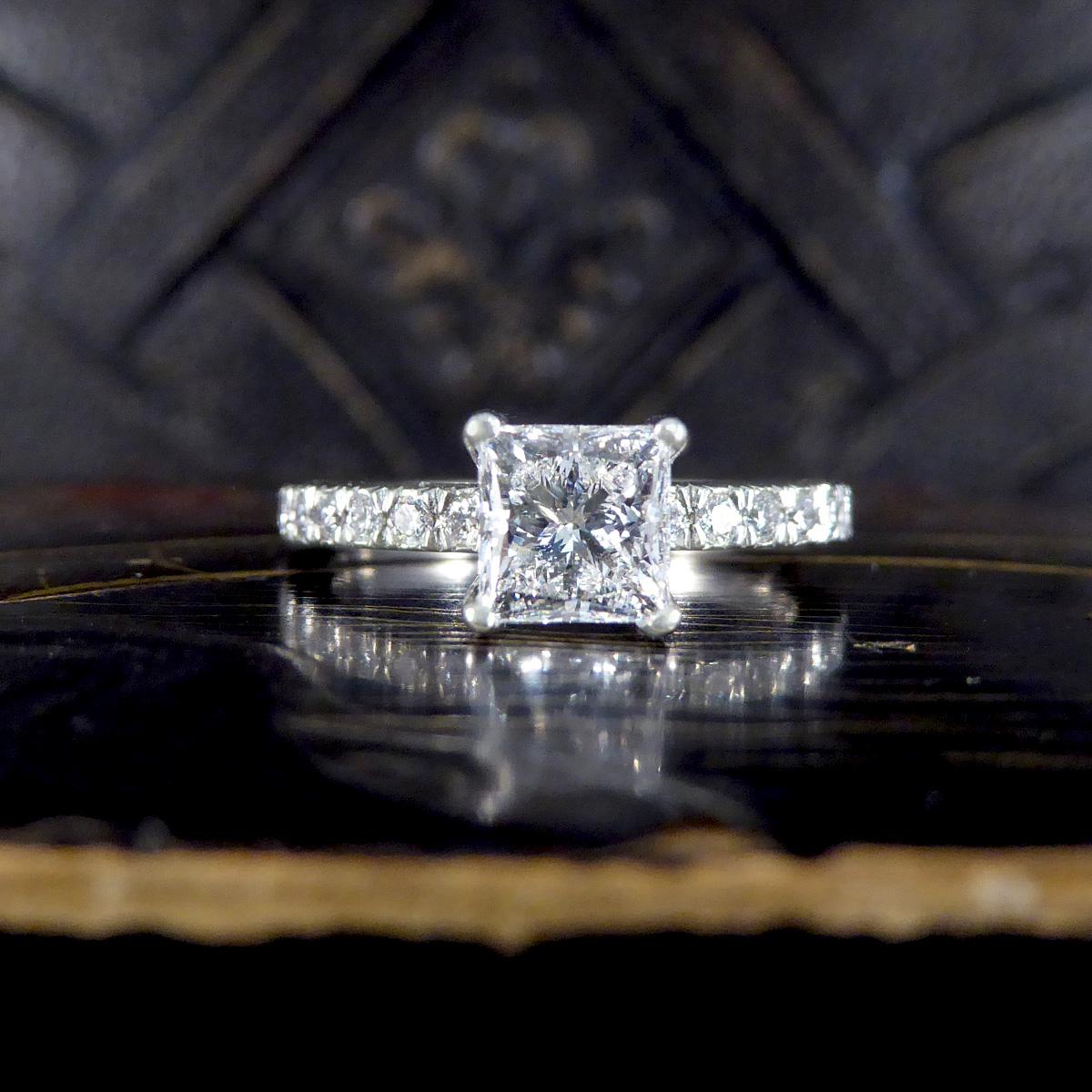 Moderner moderner 1,01 Karat Diamant-Verlobungsring mit Prinzessinnenschliff und Diamant-Schultern aus Platin im Angebot 2