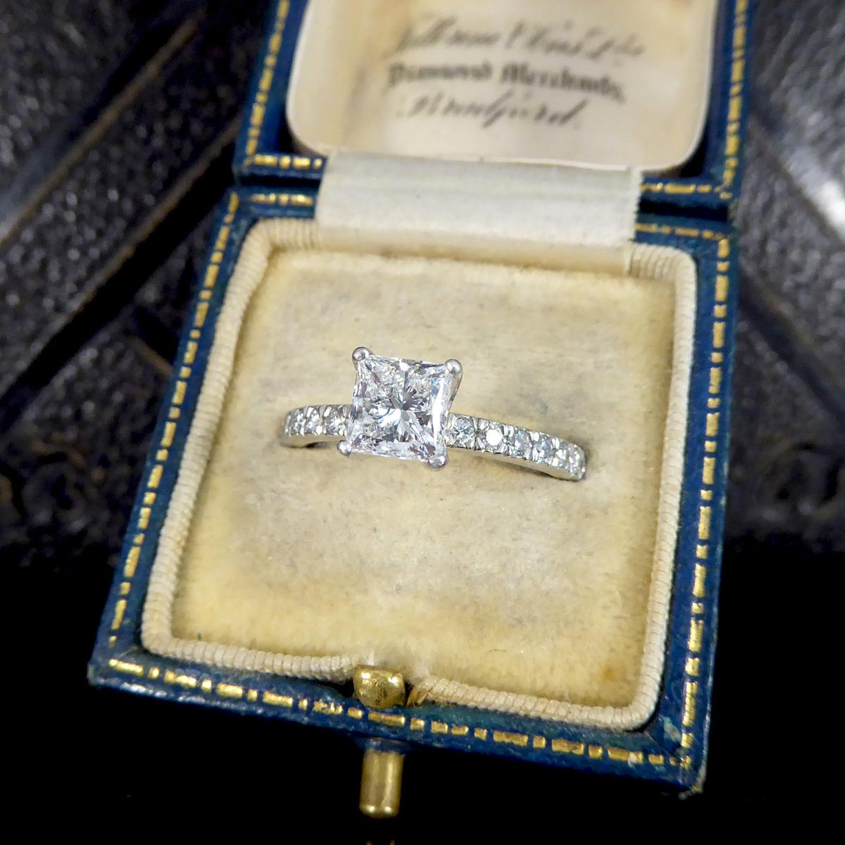 Moderner moderner 1,01 Karat Diamant-Verlobungsring mit Prinzessinnenschliff und Diamant-Schultern aus Platin im Angebot 3