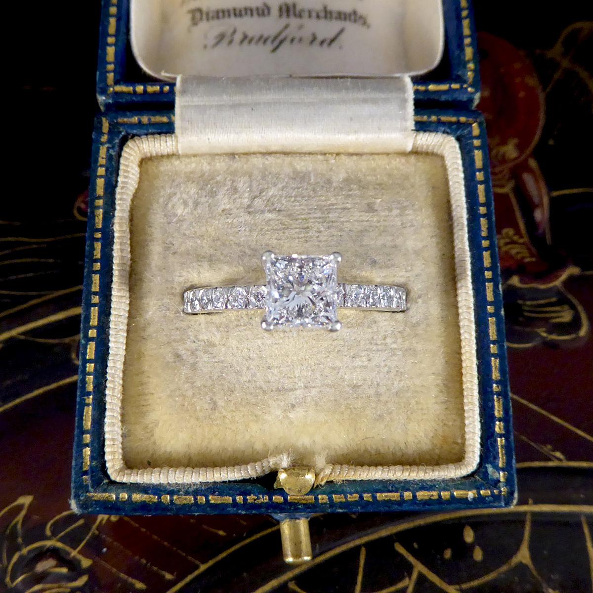 Moderner moderner 1,01 Karat Diamant-Verlobungsring mit Prinzessinnenschliff und Diamant-Schultern aus Platin im Angebot 4