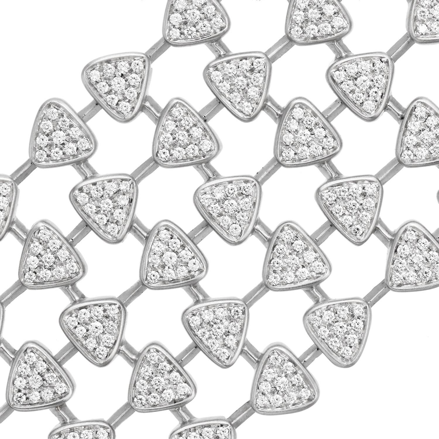 Moderno  Pulsera ancha de oro de 18 quilates con eslabón triangular de 10,25 quilates de diamantes en Excelente estado para la venta en Miami, FL