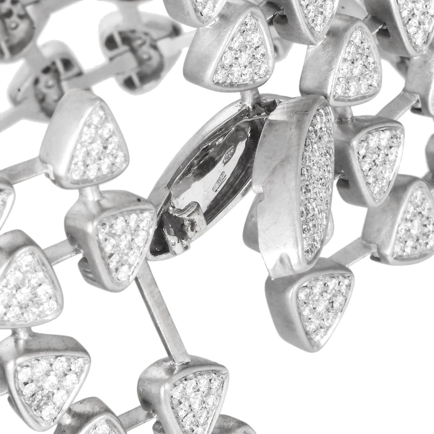 Moderno  Pulsera ancha de oro de 18 quilates con eslabón triangular de 10,25 quilates de diamantes en venta 1