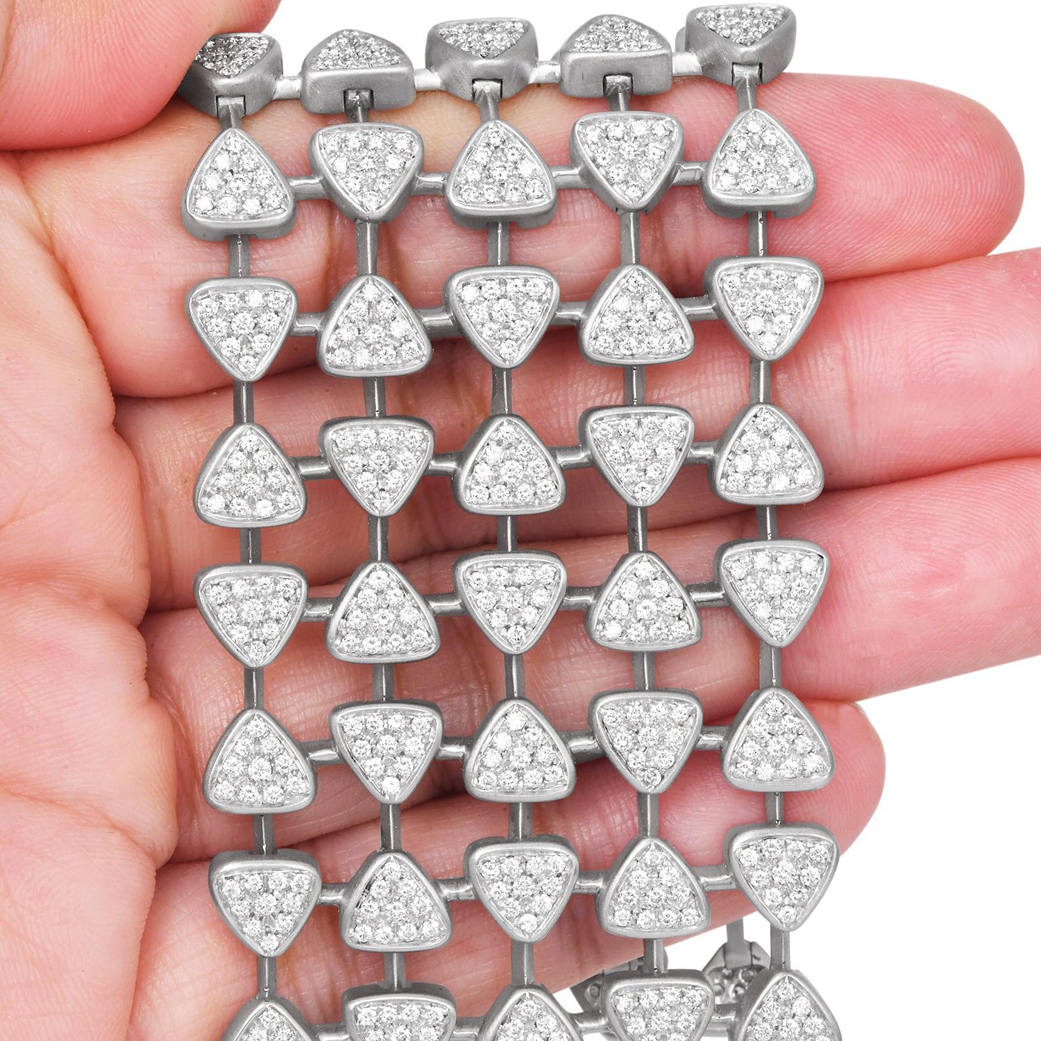 Moderno  Pulsera ancha de oro de 18 quilates con eslabón triangular de 10,25 quilates de diamantes en venta 2