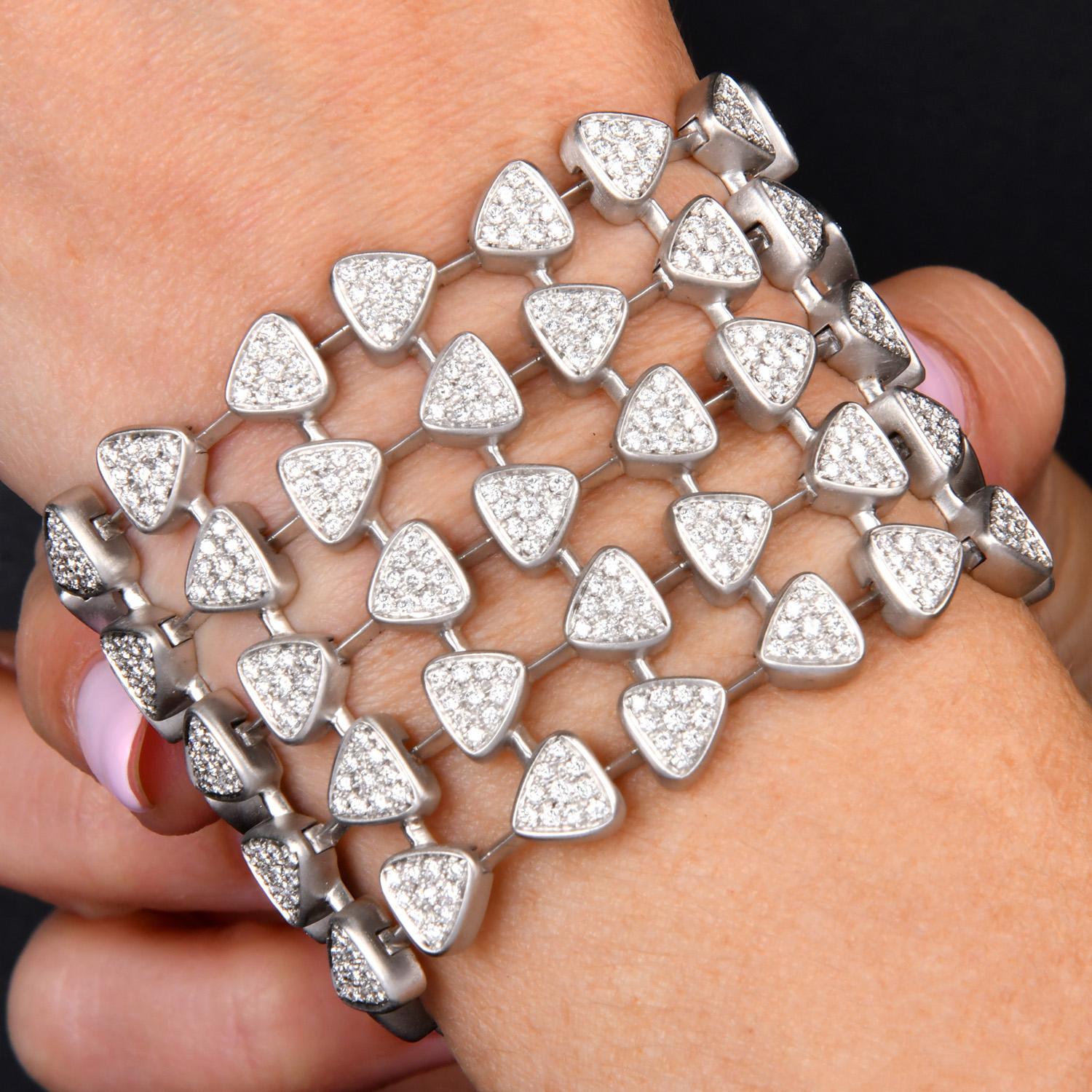 Moderno  Pulsera ancha de oro de 18 quilates con eslabón triangular de 10,25 quilates de diamantes en venta 3