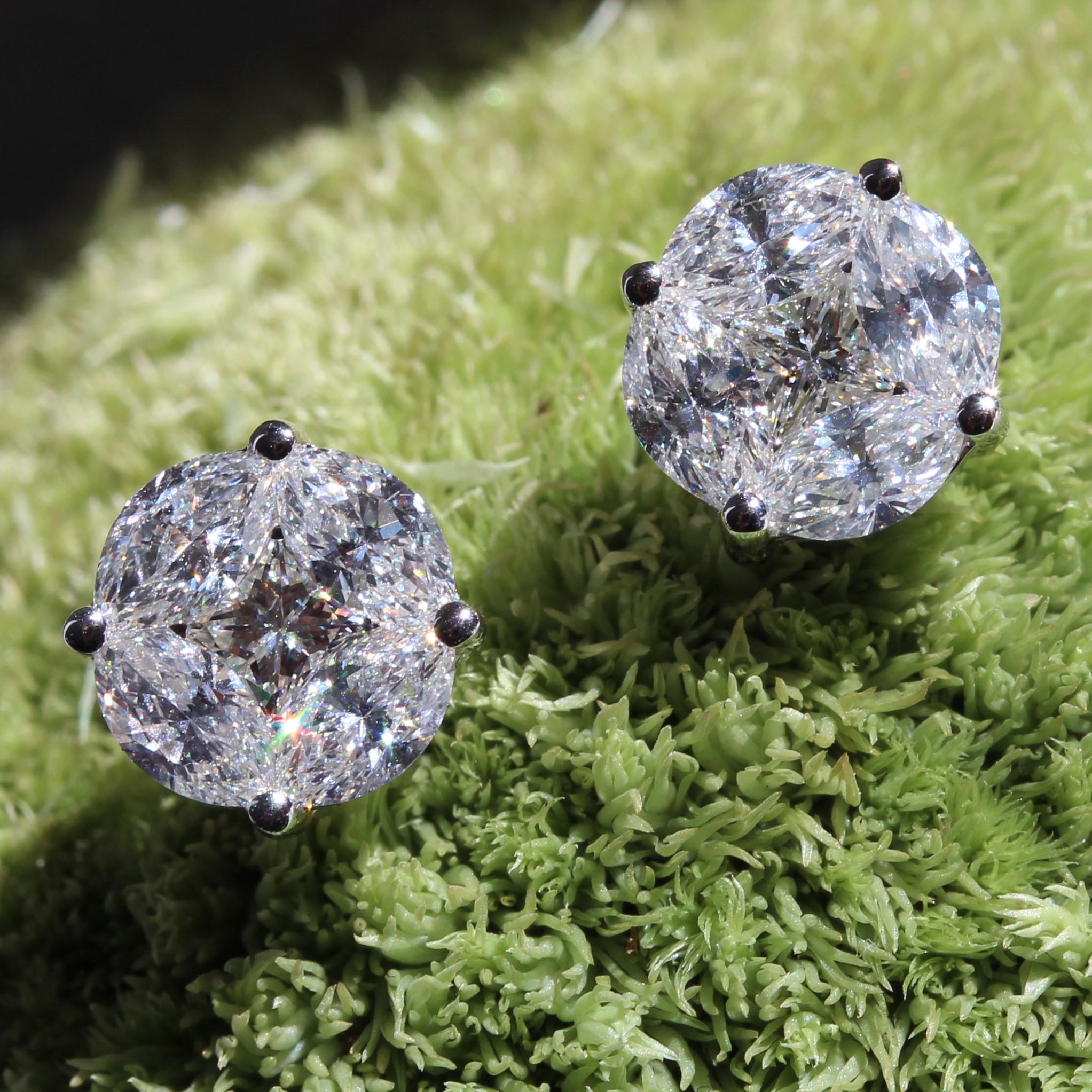 Modern 1.13 Carat Diamond 18 Karat White Gold Stud Earrings For Sale 4