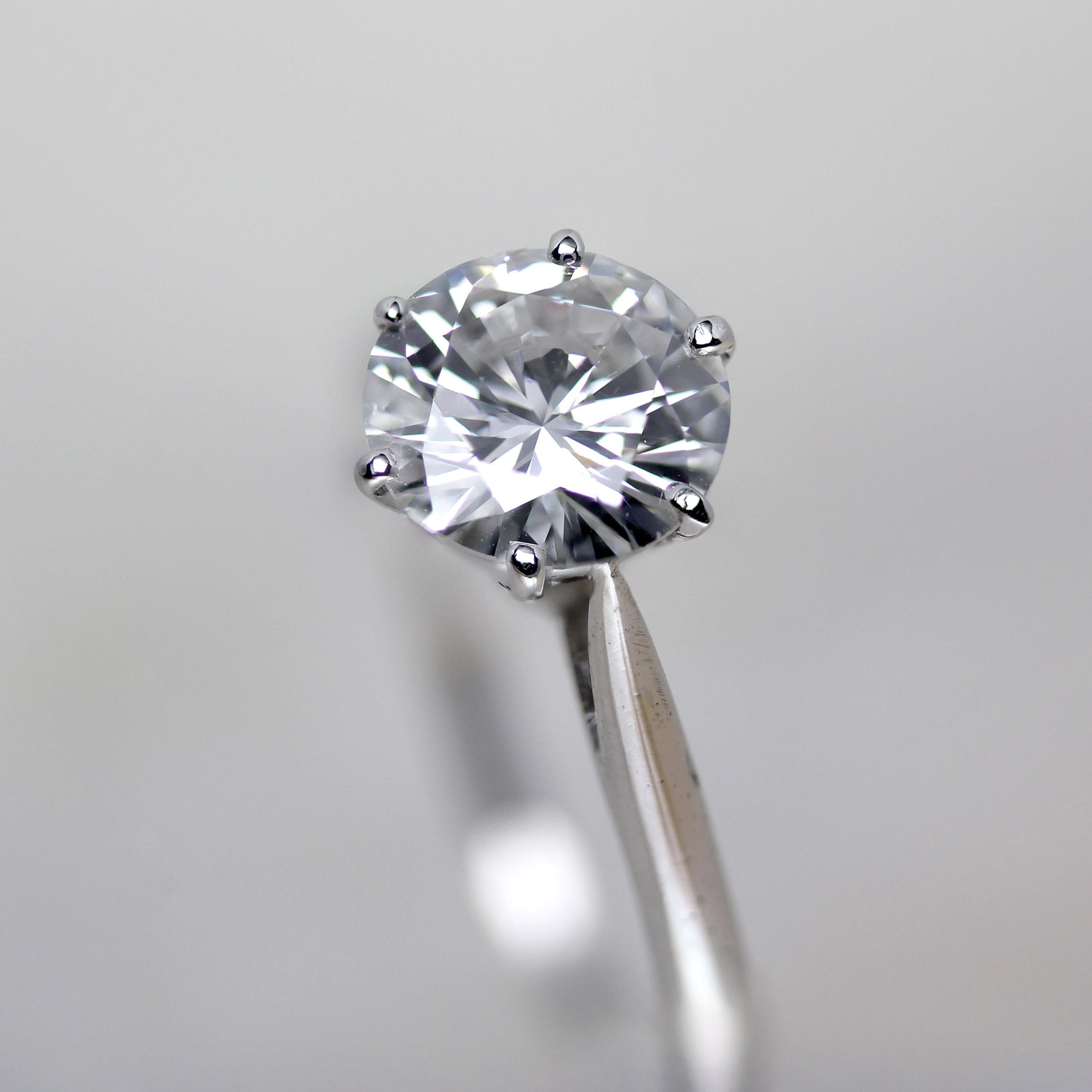 Moderno anello solitario in oro bianco 18 carati con diamante da 1,21 carati E.VS1 in vendita 5