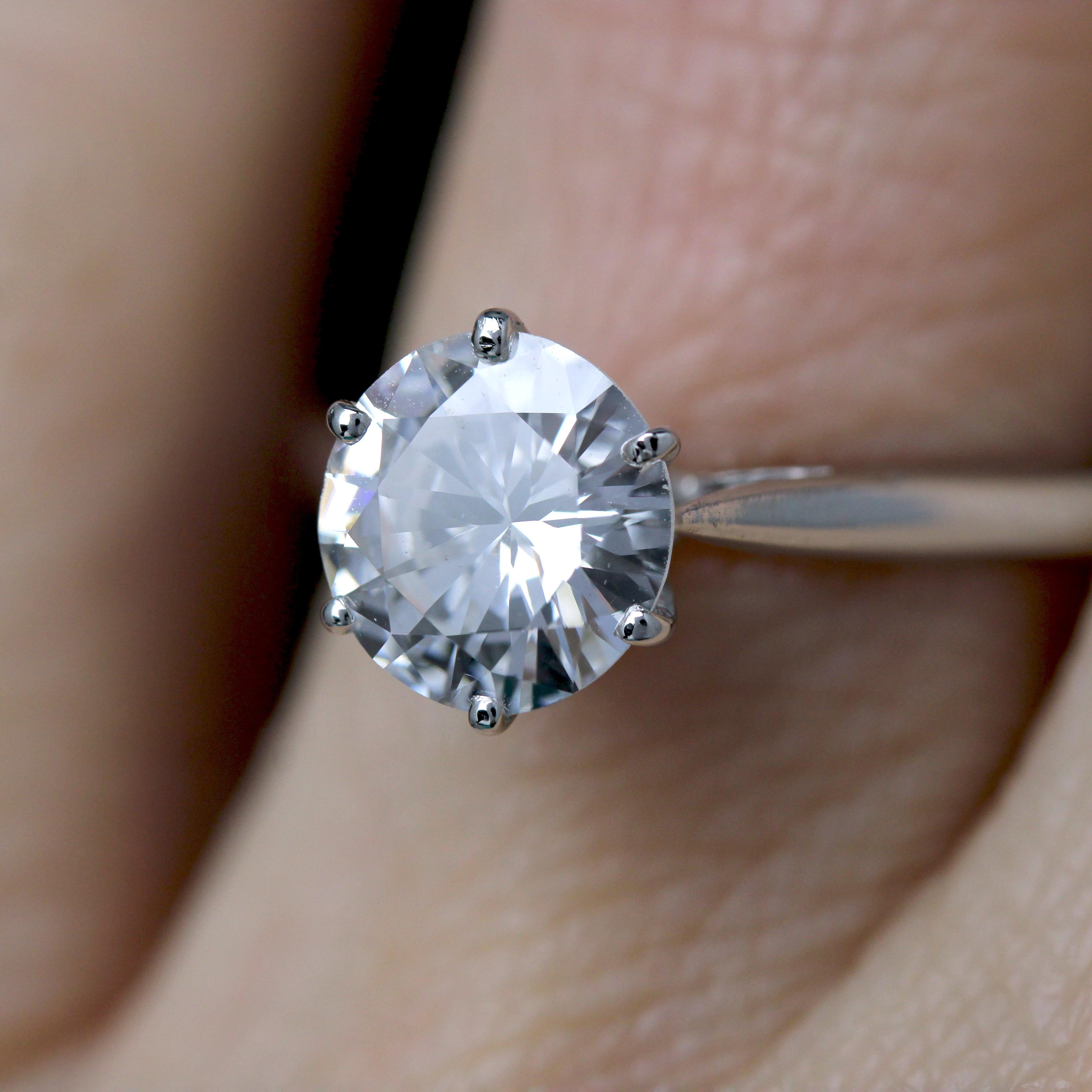 Moderno anello solitario in oro bianco 18 carati con diamante da 1,21 carati E.VS1 in vendita 10