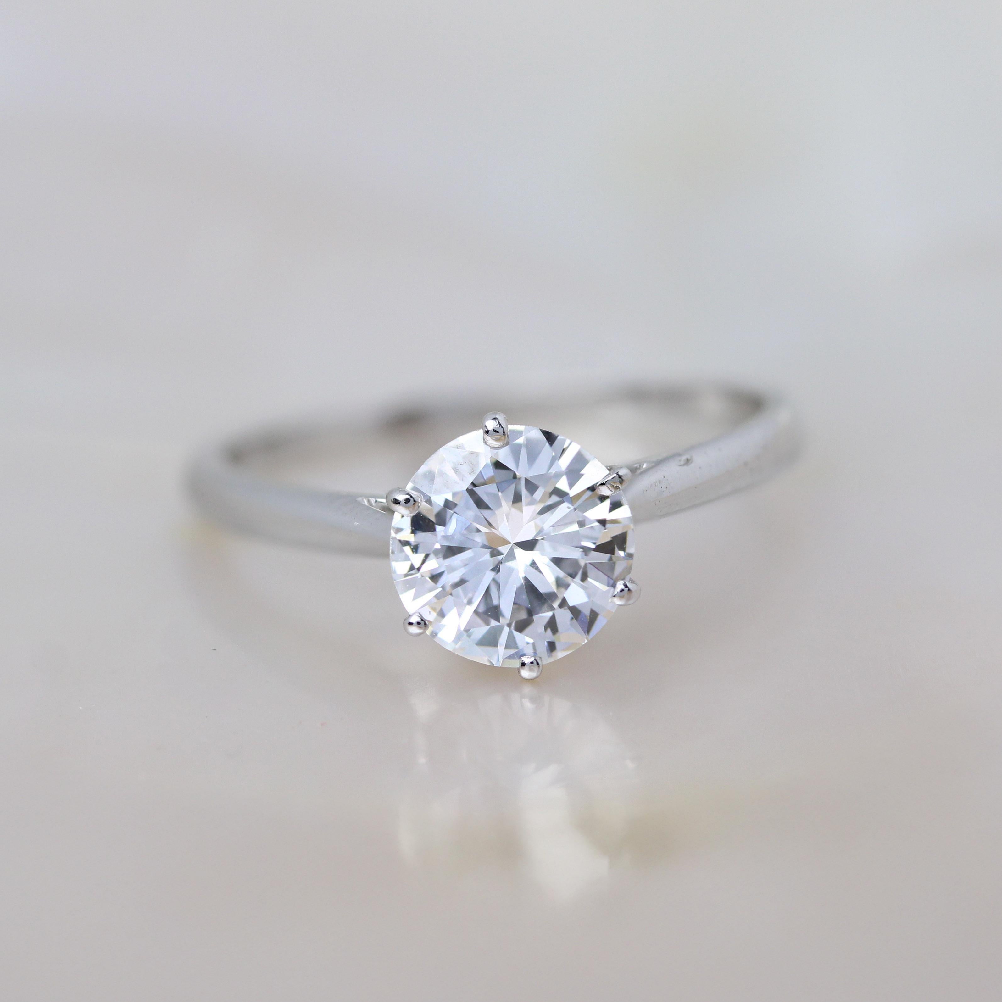 Taglio brillante Moderno anello solitario in oro bianco 18 carati con diamante da 1,21 carati E.VS1 in vendita