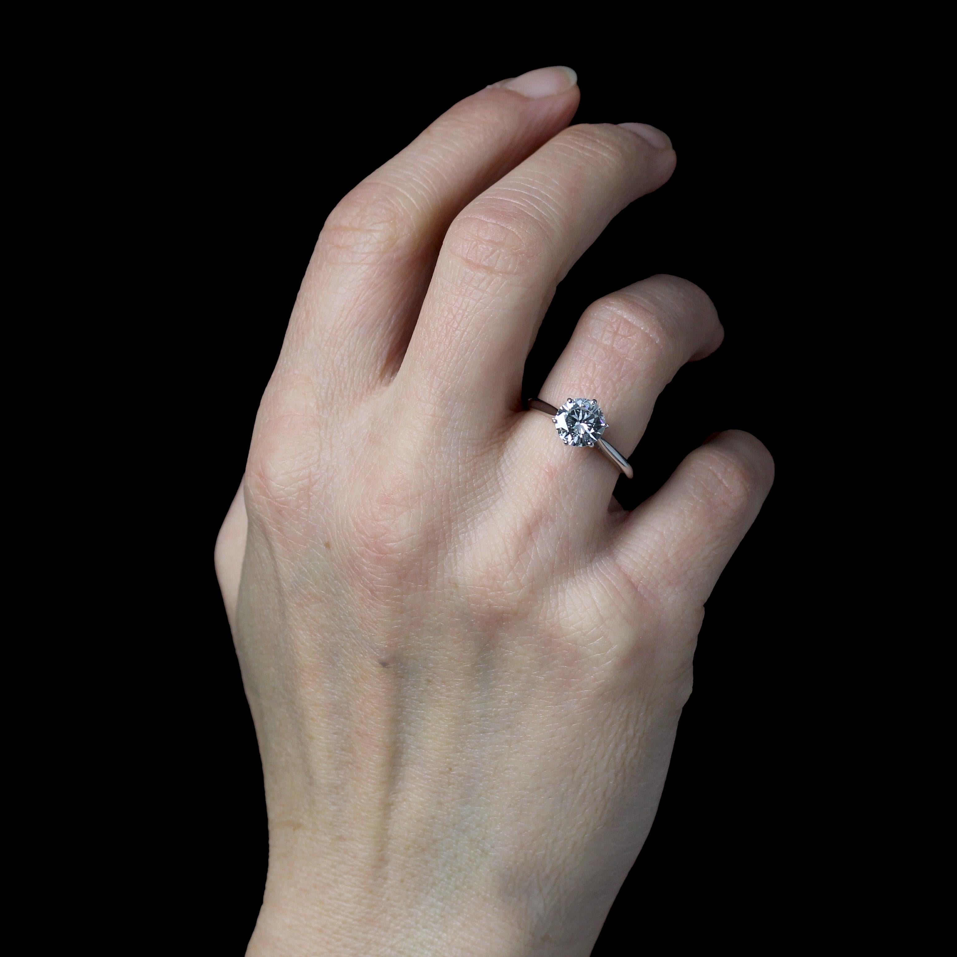 Moderno anello solitario in oro bianco 18 carati con diamante da 1,21 carati E.VS1 In condizioni ottime in vendita a Poitiers, FR