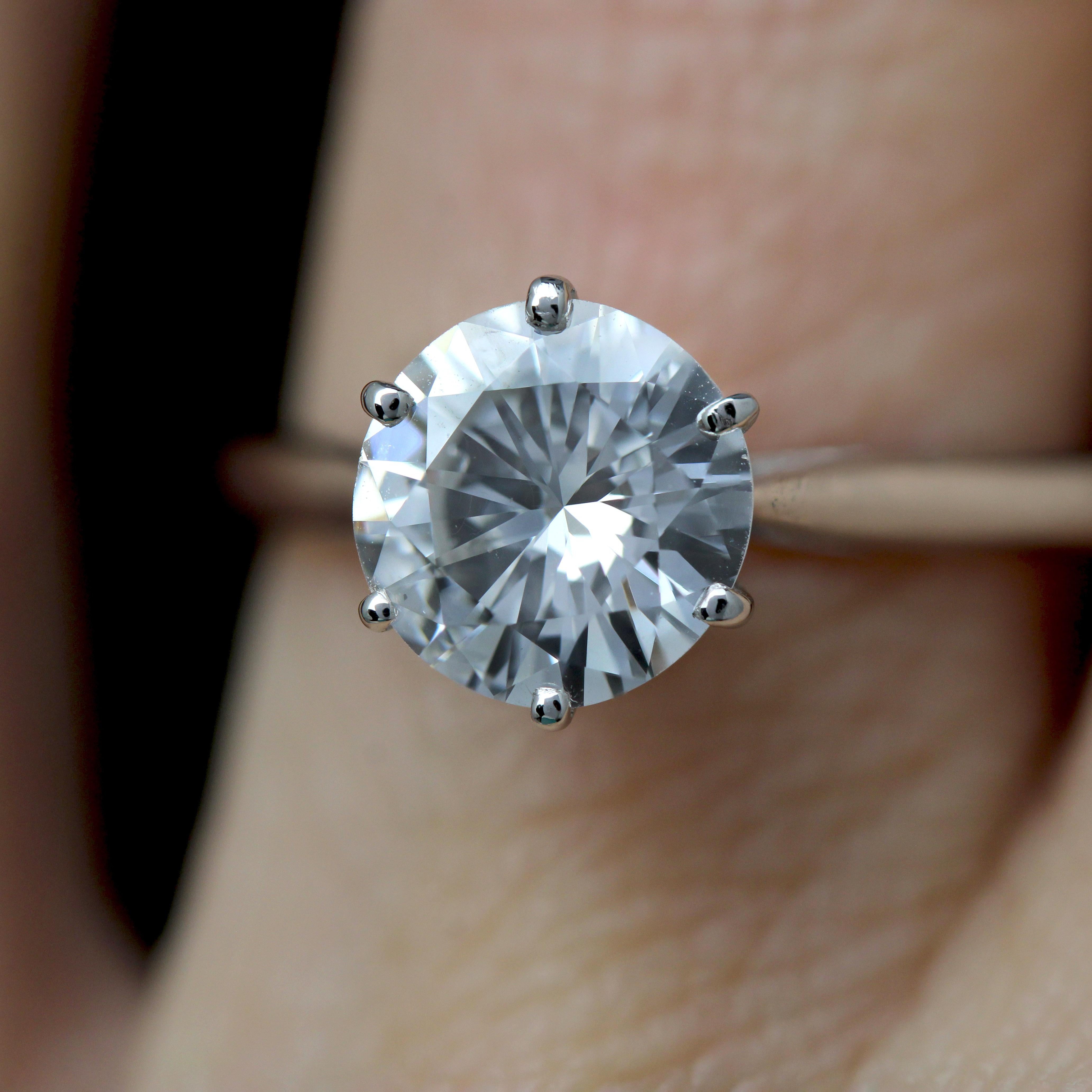 Moderno anello solitario in oro bianco 18 carati con diamante da 1,21 carati E.VS1 in vendita 1