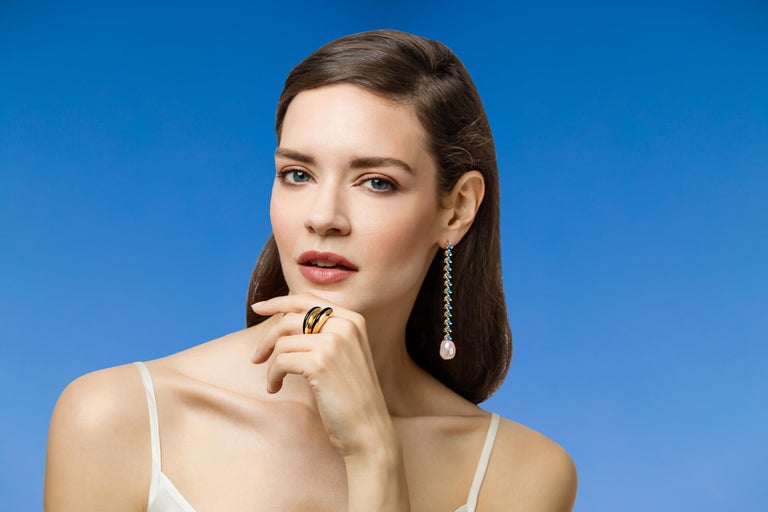 Modern 13 stone 4mm Baroque Pearl Earring in 18k yellow gold, London Blue Topaz For Sale 1