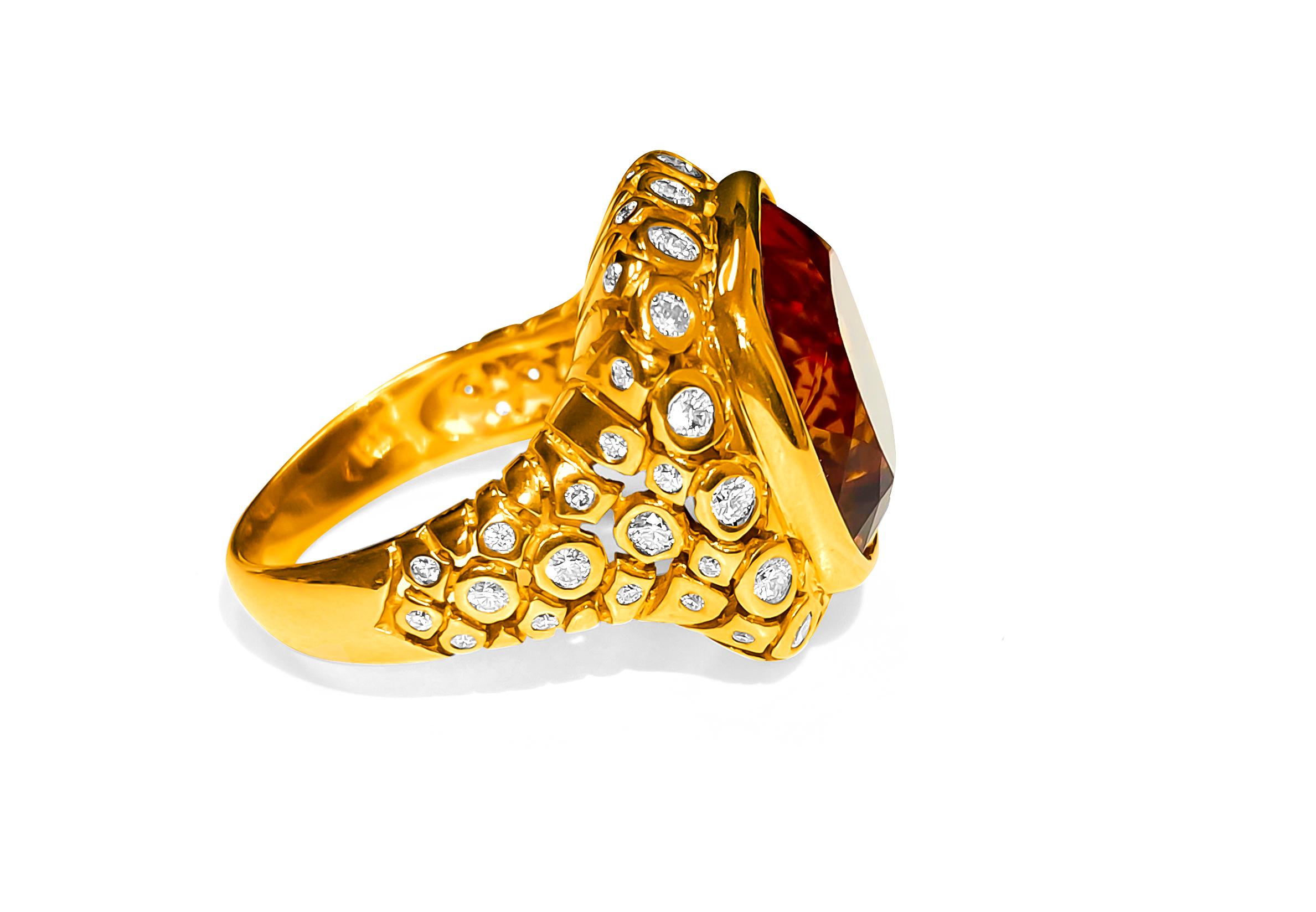 Modern 13.50 Carat Citrine and Diamond Ring In Excellent Condition For Sale In Miami, FL