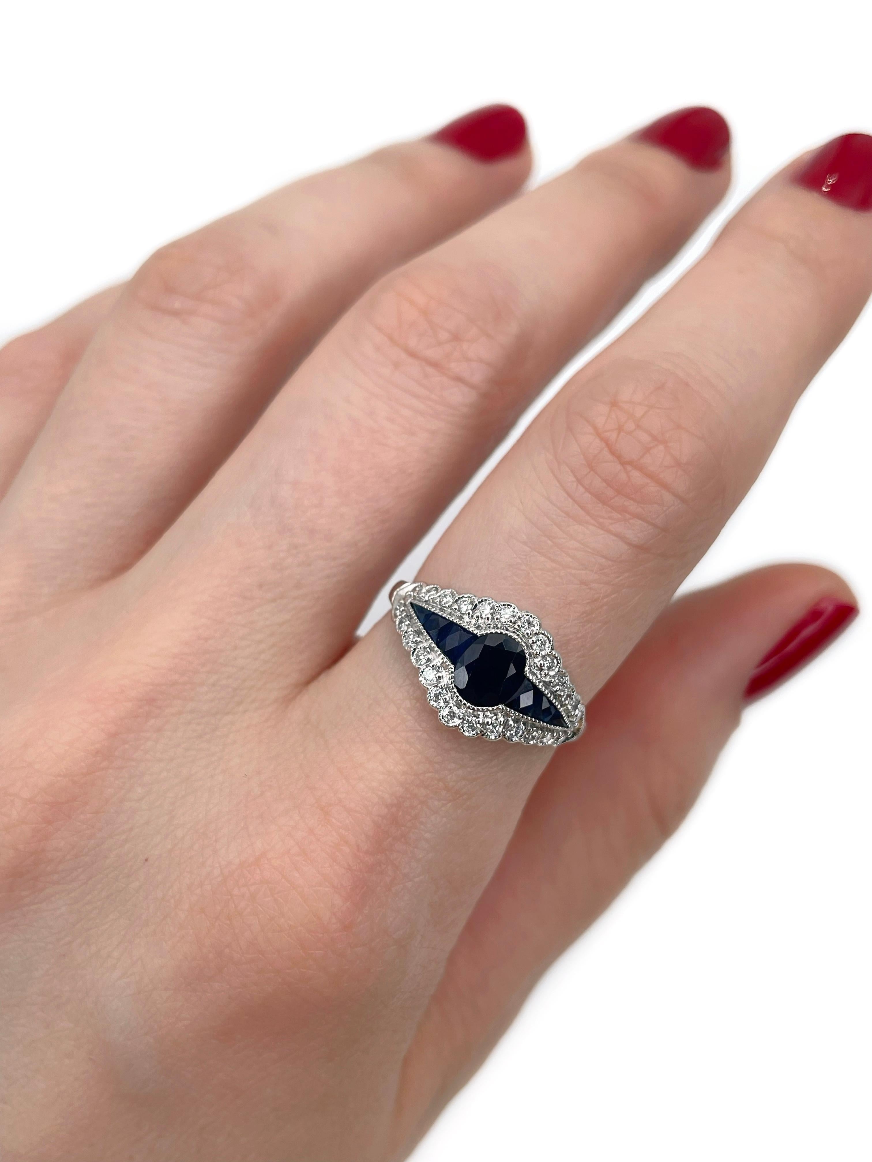 Dieser Ring mit modernem Design ist aus 14 Karat Weißgold gefertigt. Circa 2010. 

Das Stück weist folgende Merkmale auf:
- 7 Saphire (ovaler/trapezförmiger Schliff, TW 0,90ct, B 7/4, P1-P2)
- 26 Diamanten (runder Brillantschliff, TW 0,38ct, RW+/RW,