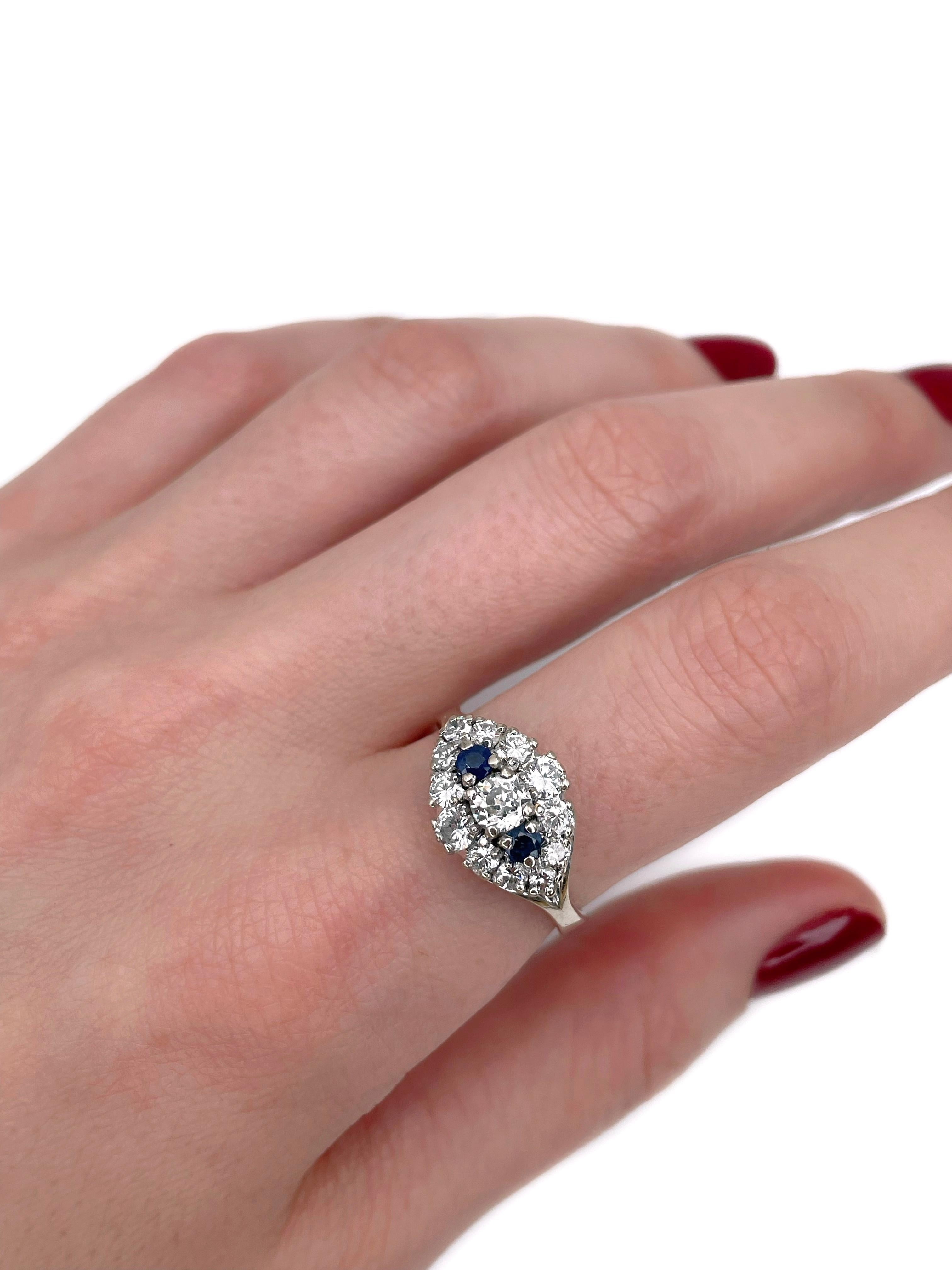 Dieser Ring mit modernem Design ist aus 14 Karat Gold gefertigt. Circa 1990. 

Er verfügt über folgende Merkmale:
- 1 Diamant im Altschliff (0,38ct, STW, SI1)
- 10 runde Diamanten im Brillantschliff (TW 0,75ct, RW-W, VS-SI)
- 2 Saphire im