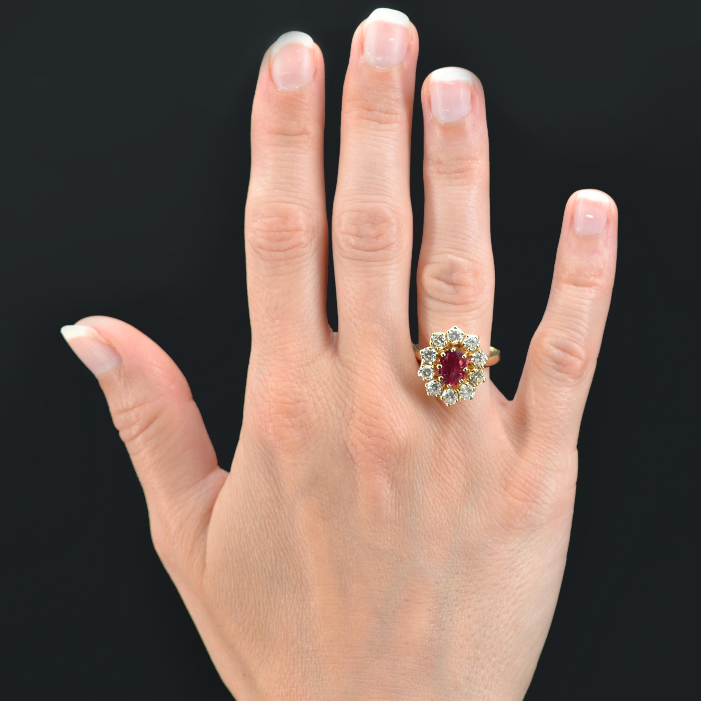 Ring in 18 karat yellow gold, eagle head hallmark.
Of daisy shape, this ring is decorated with an oval ruby set with claws surrounded by 10 brilliant- cut diamonds. It has a spring ring that can be removed in case of setting.
Weight of the ruby :
