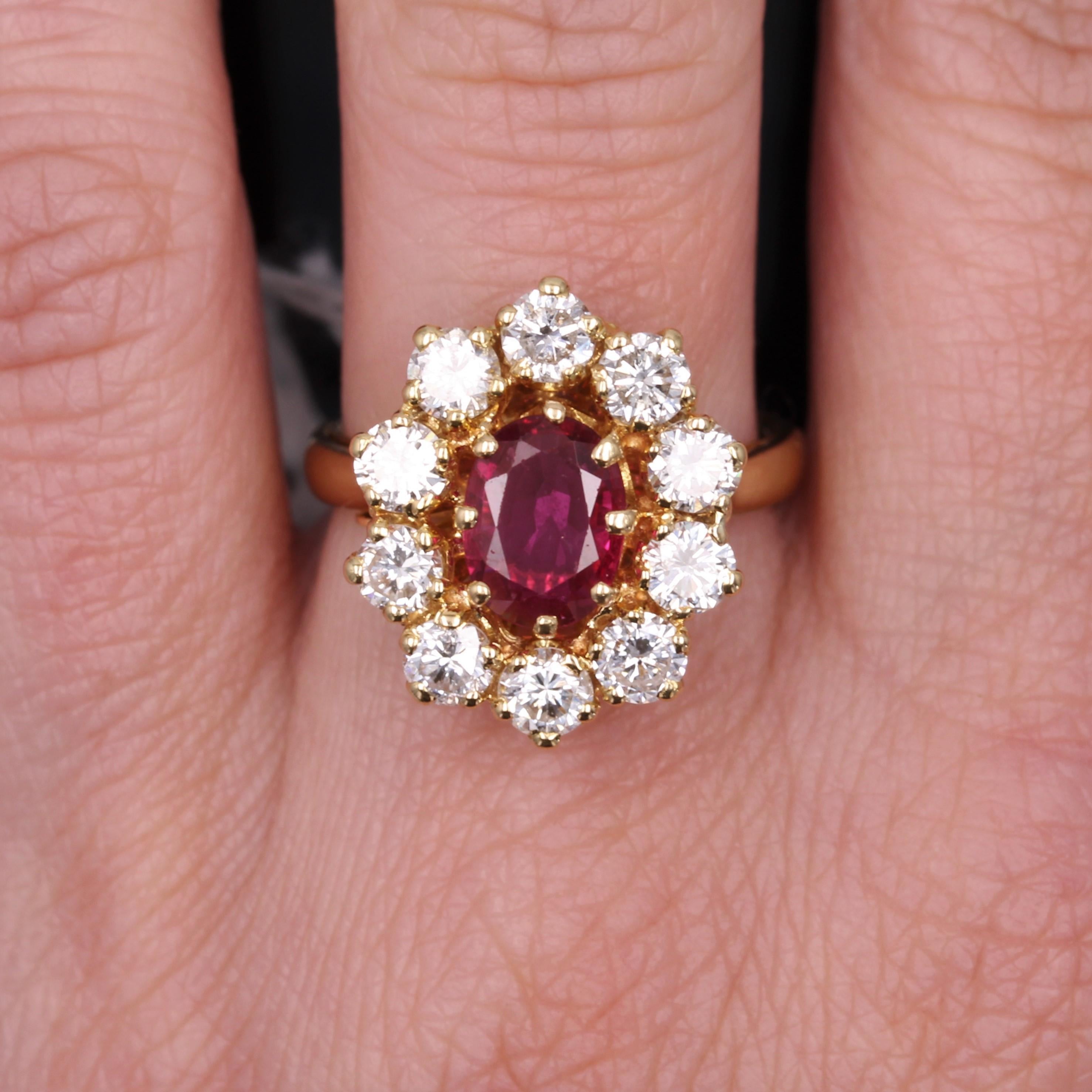 Modern 1.40 Carat Ruby Diamonds 18 Karat Yellow Gold Daisy Ring For Sale 2
