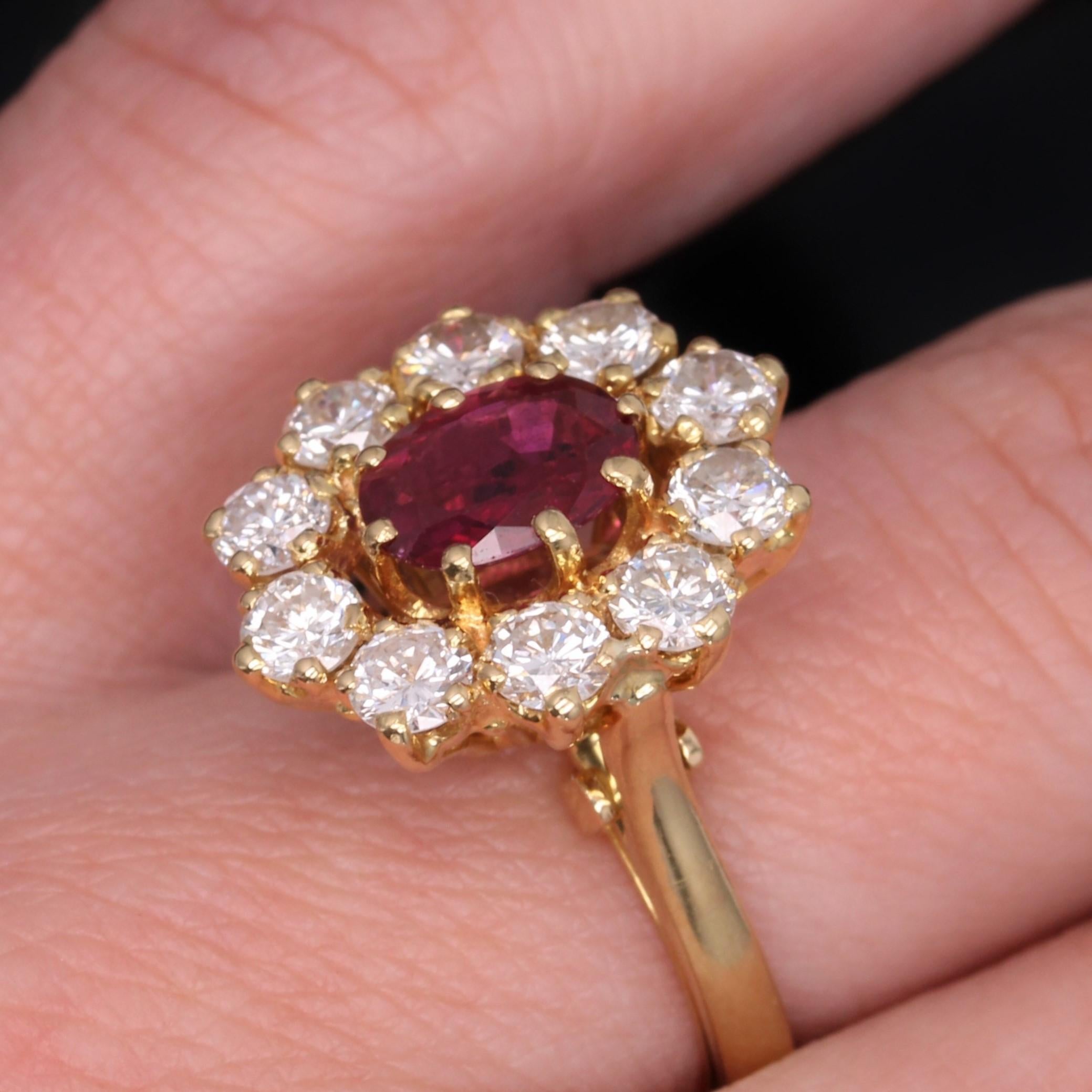 Modern 1.40 Carat Ruby Diamonds 18 Karat Yellow Gold Daisy Ring For Sale 5