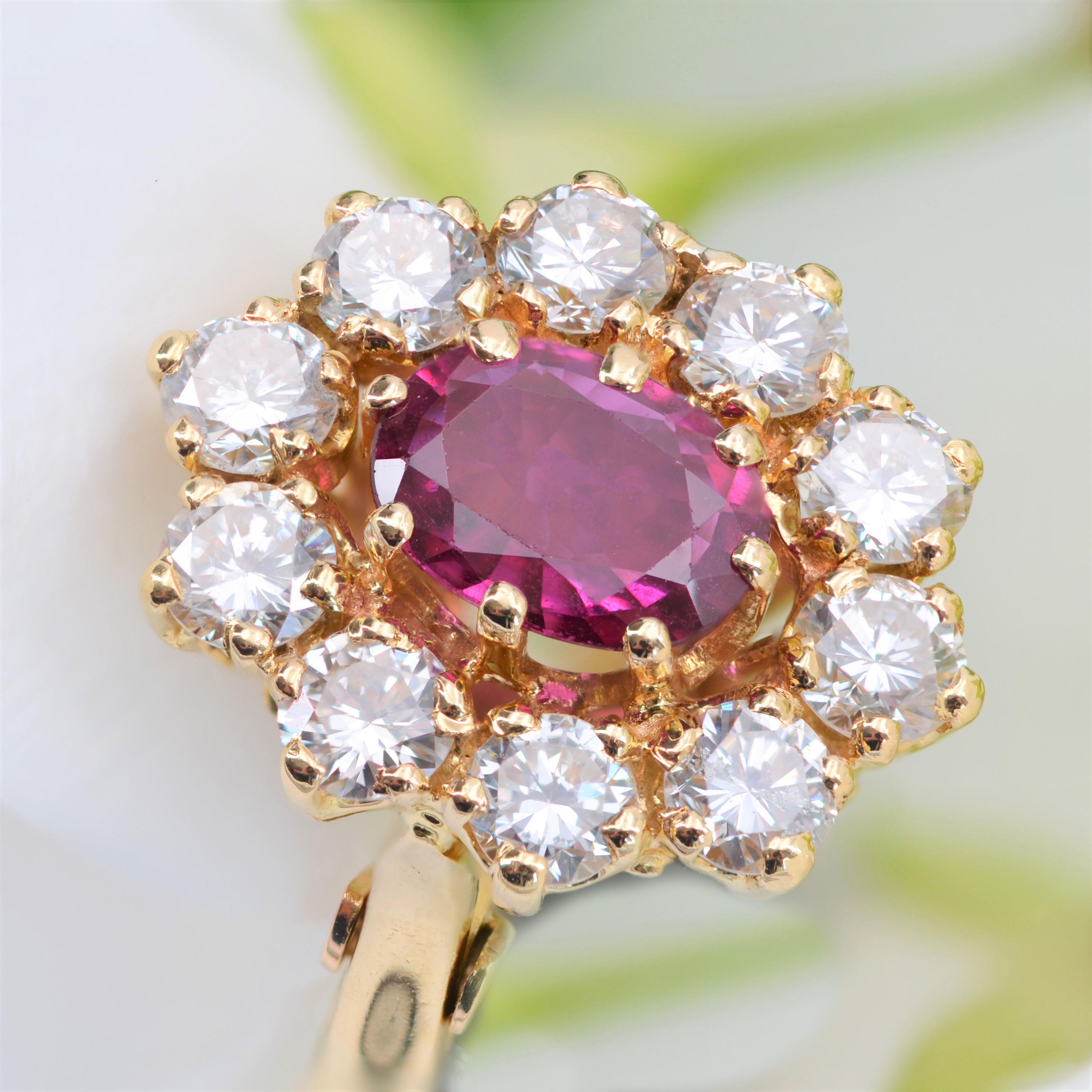 Modern 1.40 Carat Ruby Diamonds 18 Karat Yellow Gold Daisy Ring In Good Condition For Sale In Poitiers, FR