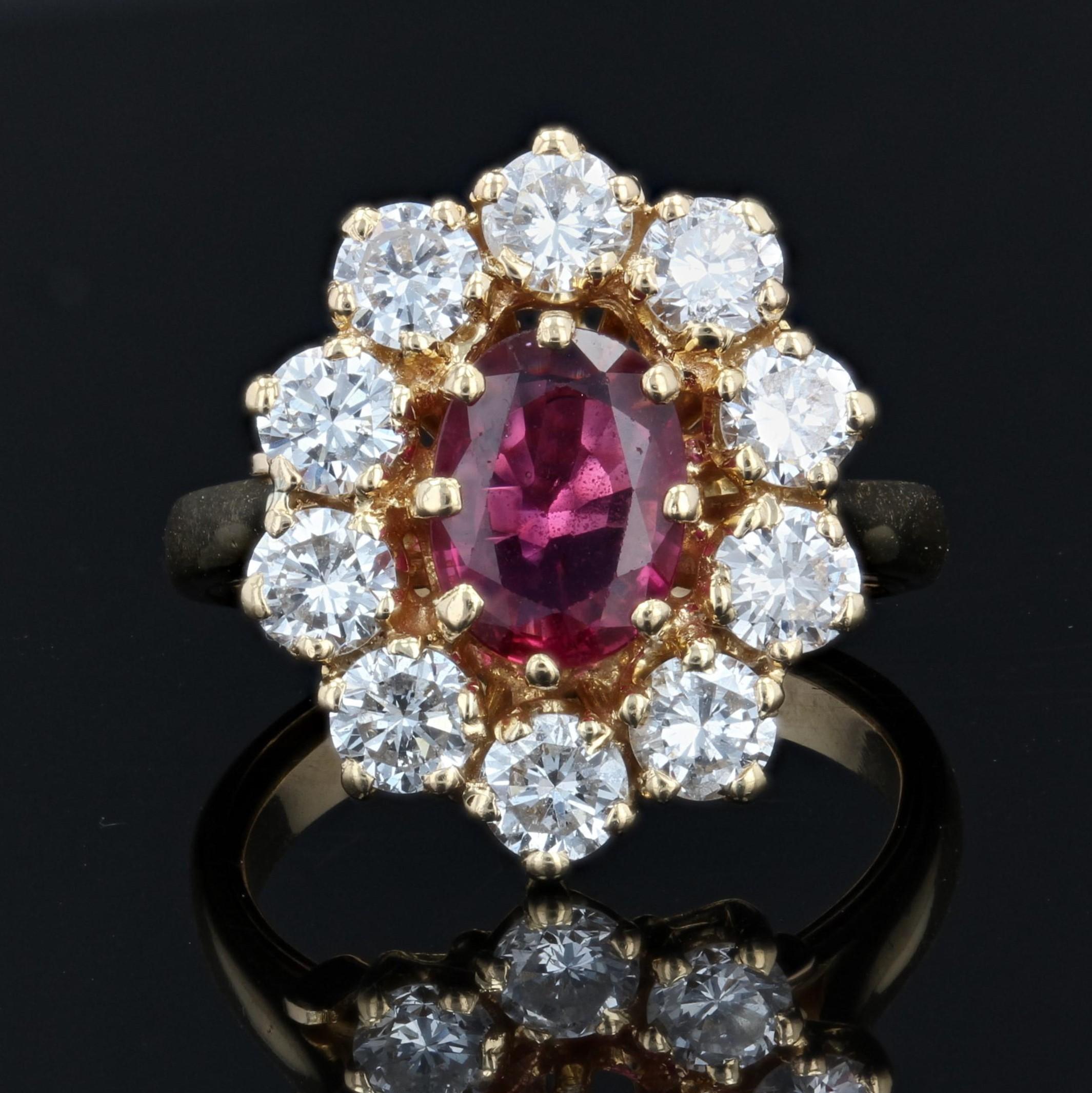 Modern 1.40 Carat Ruby Diamonds 18 Karat Yellow Gold Daisy Ring For Sale 1
