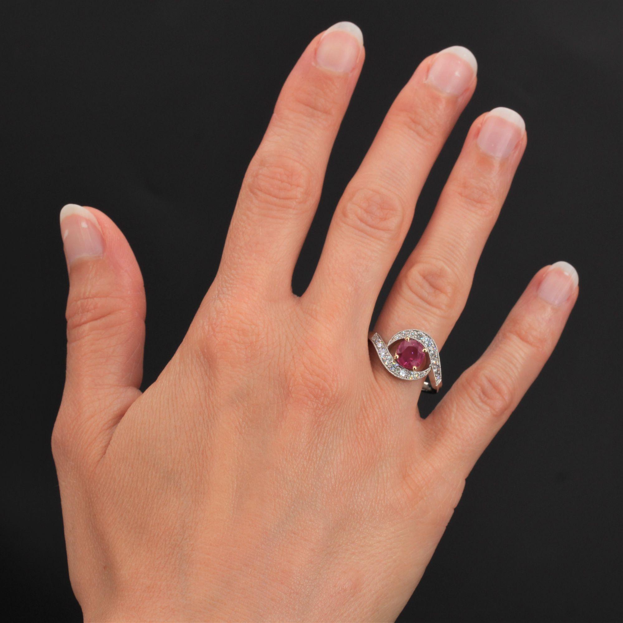 Ring in 18 karat white gold, eagle head hallmark, and platinum, dog head hallmark.
Magnificent swirl ring, it is decorated with a round ruby set with four claws. It is surrounded asymmetrically by a fall of brilliant-cut diamonds.
Weight of the ruby