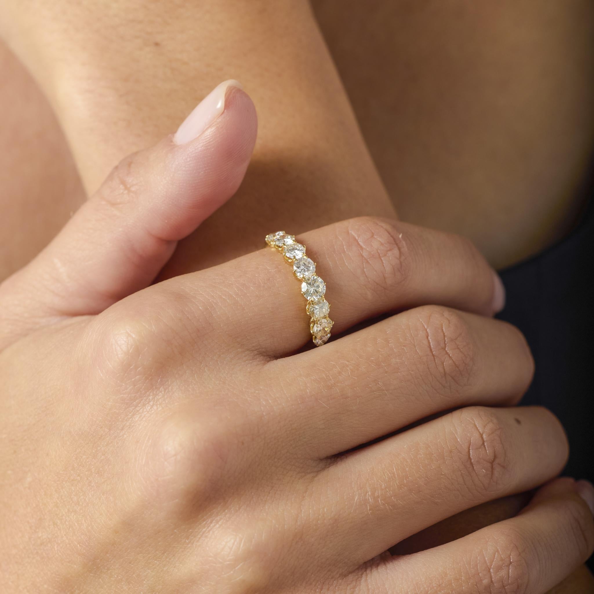 Cette bague moderne et élégante en or jaune 18 carats est ornée de huit diamants ronds de taille brillant d'une valeur totale de 1,48 carat, qui témoignent d'une sophistication raffinée et d'un luxe contemporain.