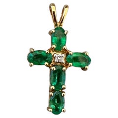 Ciondolo a croce moderno in oro 14K con smeraldo da 0,75 CT e dettagli in diamanti (22 x 12 mm)