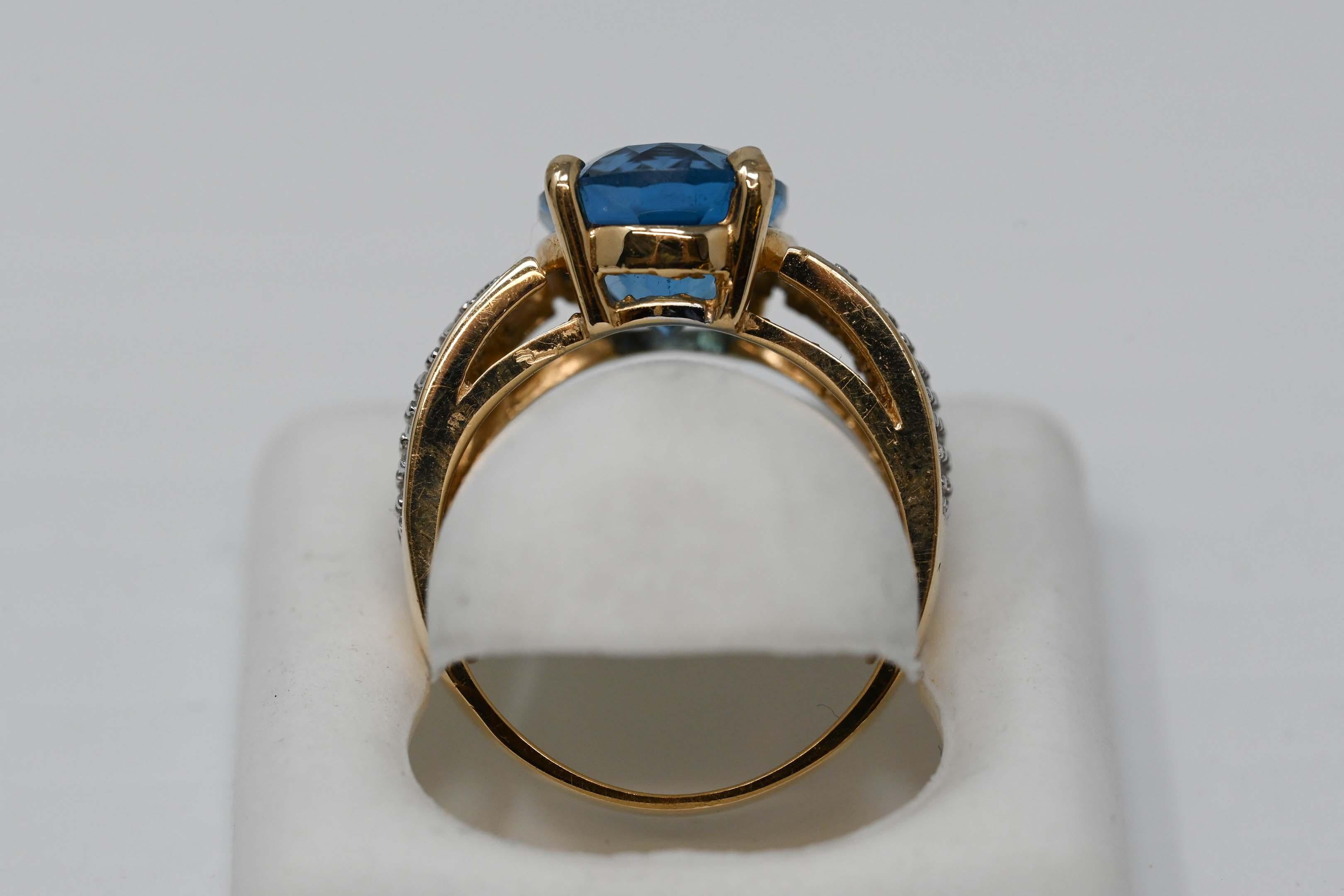 Modern 14k Gold Diamonds and Iolite Gemstone Ring In Excellent Condition For Sale In Montreal, QC