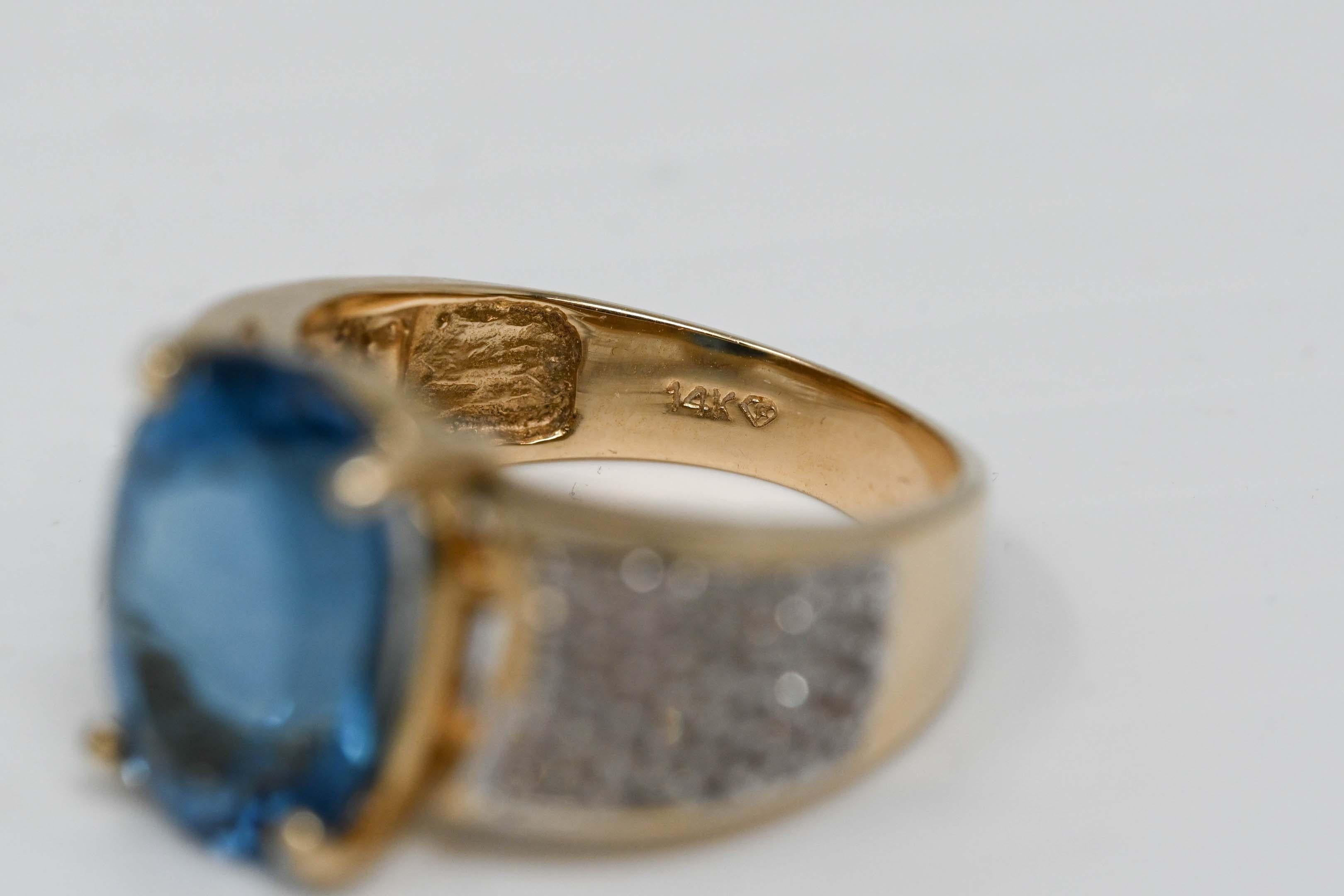 Women's Modern 14k Gold Diamonds and Iolite Gemstone Ring For Sale