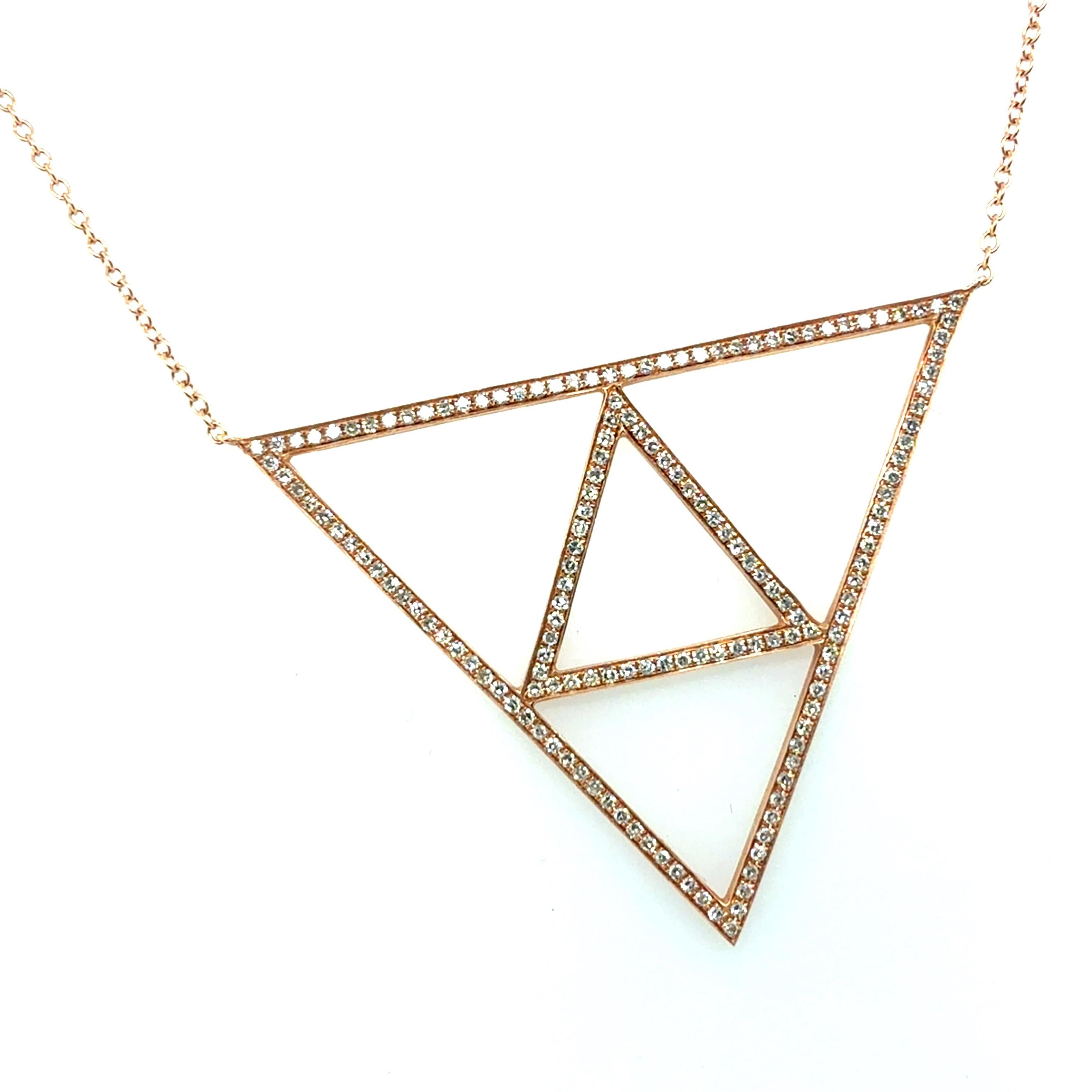 Questo moderno pendente triangolare in oro rosa è incastonato con un totale di circa 0,50 CARATI di diamanti naturali, composti da circa 155 diamanti naturali a taglio brillante. 

I diamanti hanno una classificazione approssimativa di colore G-I e