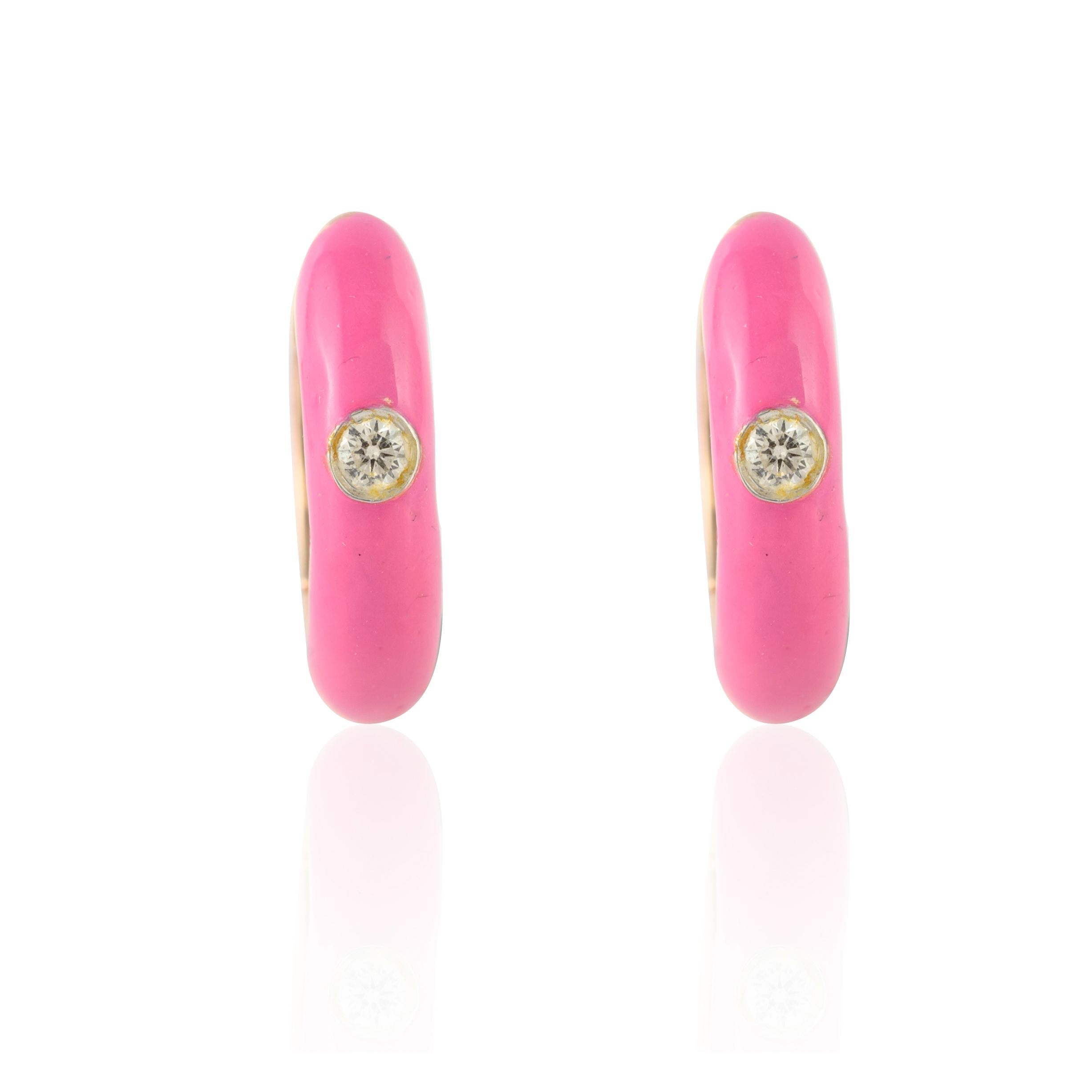 Moderne 14k solide Gelbgold rosa Emaille Clip-On Huggie Ohrringe mit Diamanten (Rundschliff) im Angebot
