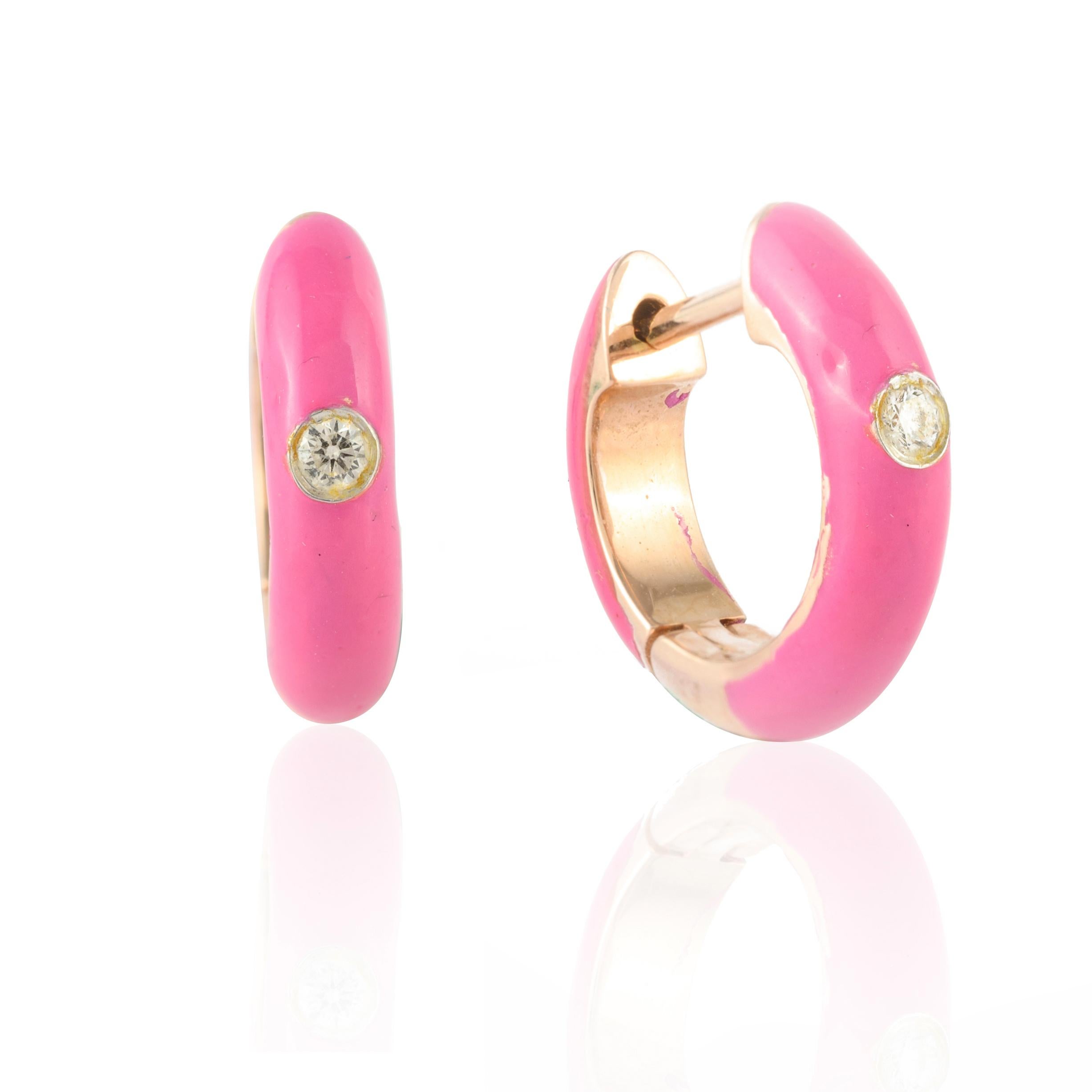 Moderne 14k solide Gelbgold rosa Emaille Clip-On Huggie Ohrringe mit Diamanten Damen im Angebot