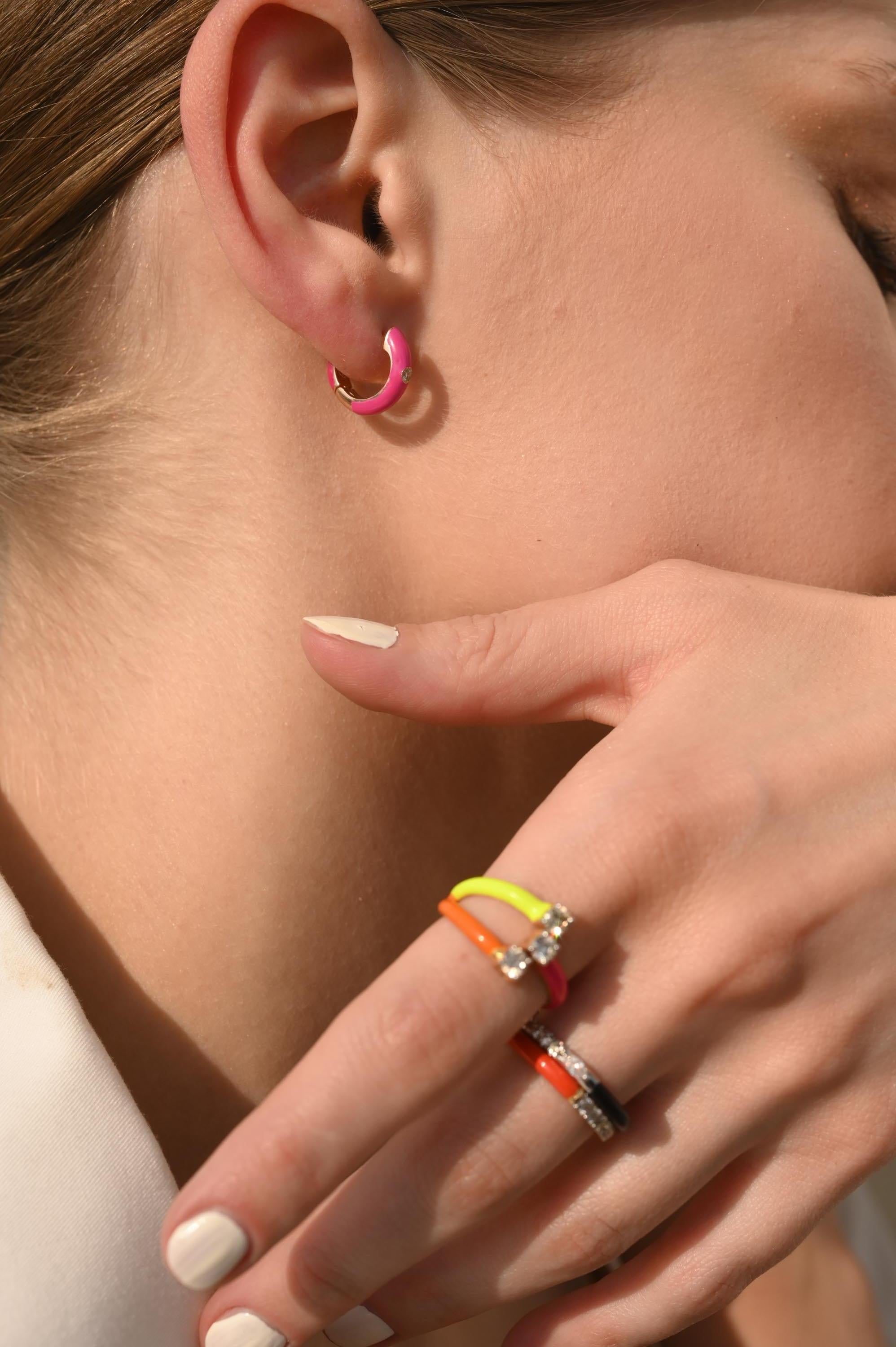 Moderne 14k solide Gelbgold rosa Emaille Clip-On Huggie Ohrringe mit Diamanten im Angebot 2