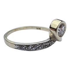 Bague solitaire moderne en or bicolore 14 carats, sertie d'un diamant de 0,40 carat taille Brilliante, modèle « bypass », VS