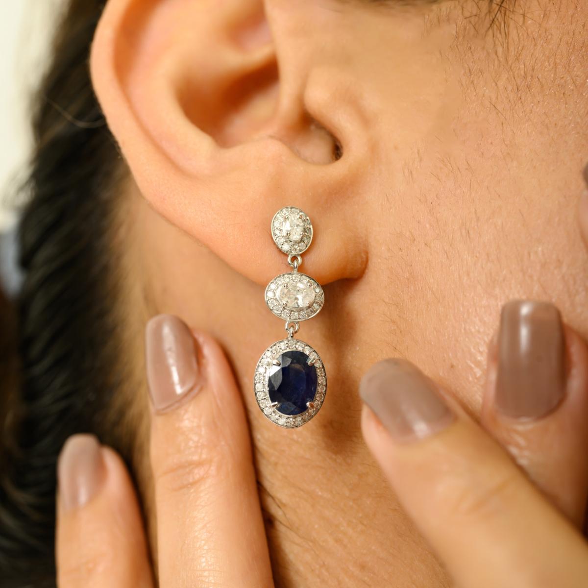 Taglio ovale Orecchini pendenti moderni in oro bianco 14k con zaffiro blu e diamante per la festa della mamma in vendita