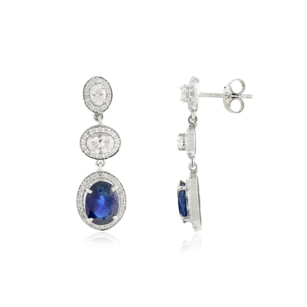 Orecchini pendenti moderni in oro bianco 14k con zaffiro blu e diamante per la festa della mamma In condizioni Nuovo in vendita a New York, NY
