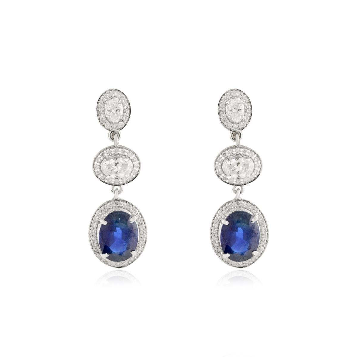 Orecchini pendenti moderni in oro bianco 14k con zaffiro blu e diamante per la festa della mamma in vendita 1