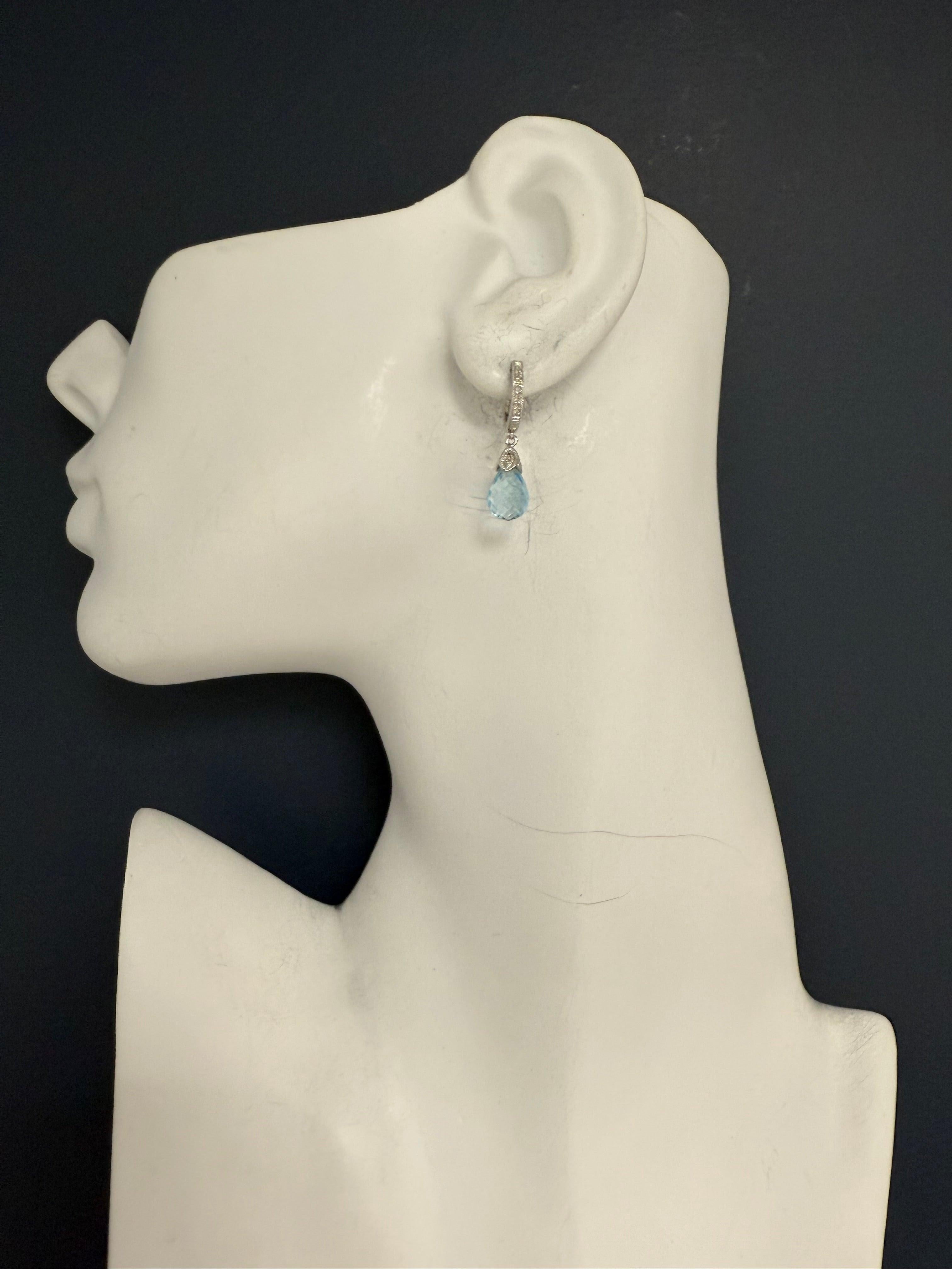 Moderne Boucles d'oreilles modernes en or blanc 14K Briolette de topaze bleue et diamant naturel en vente
