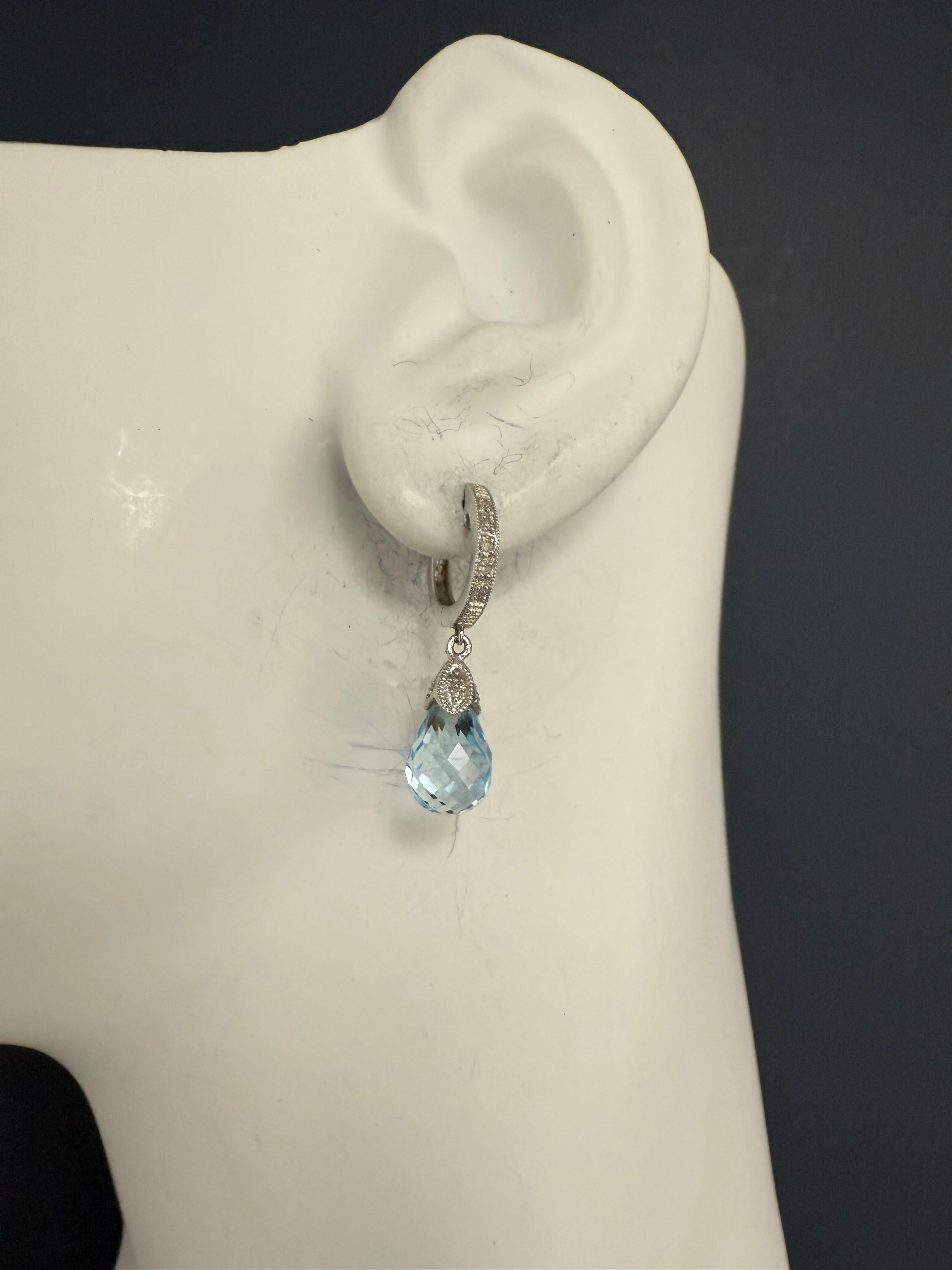Taille briolette Boucles d'oreilles modernes en or blanc 14K Briolette de topaze bleue et diamant naturel en vente