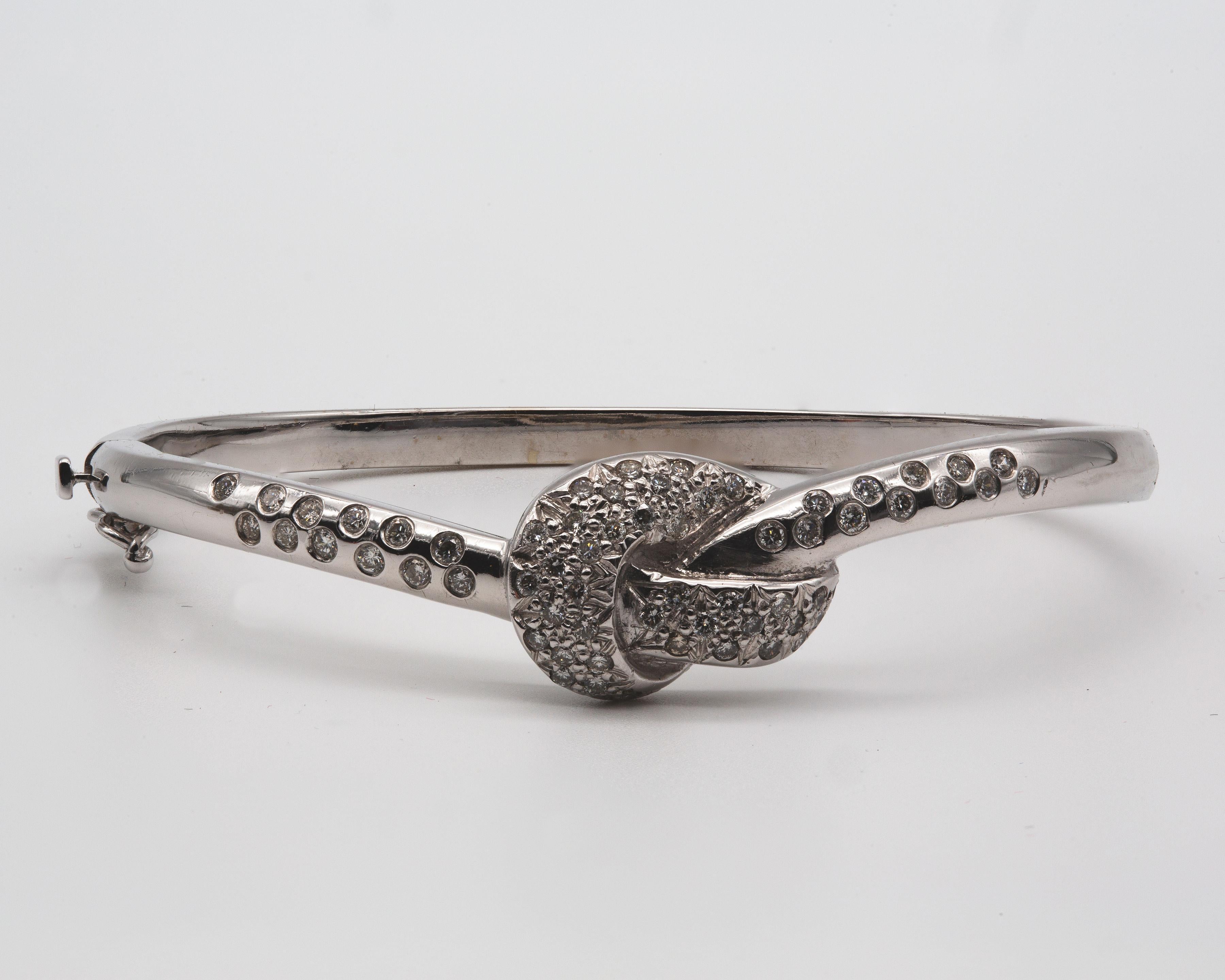 Bracciale moderno con nodo di diamanti in oro bianco 14k in vendita 5