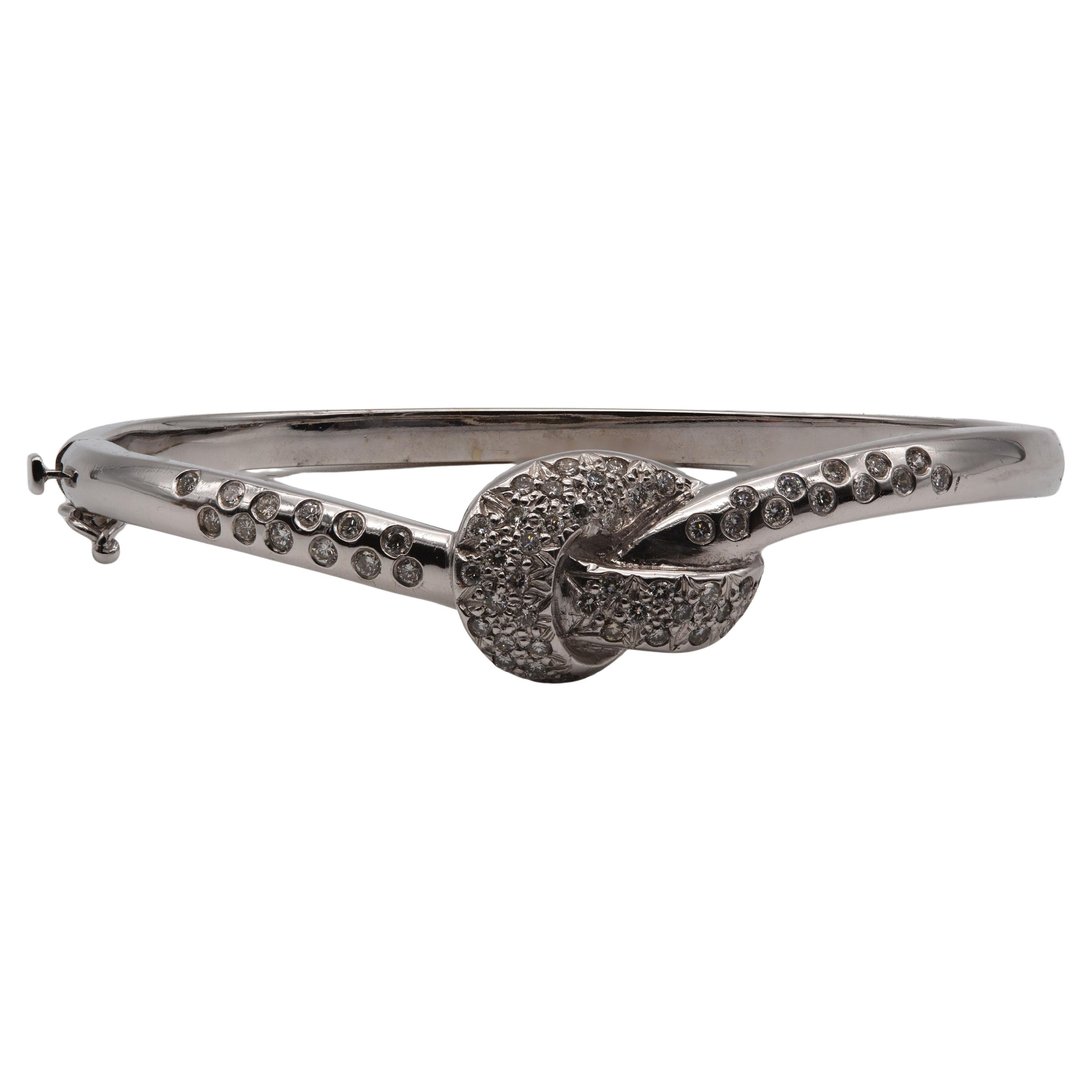 Taglio brillante Bracciale moderno con nodo di diamanti in oro bianco 14k in vendita