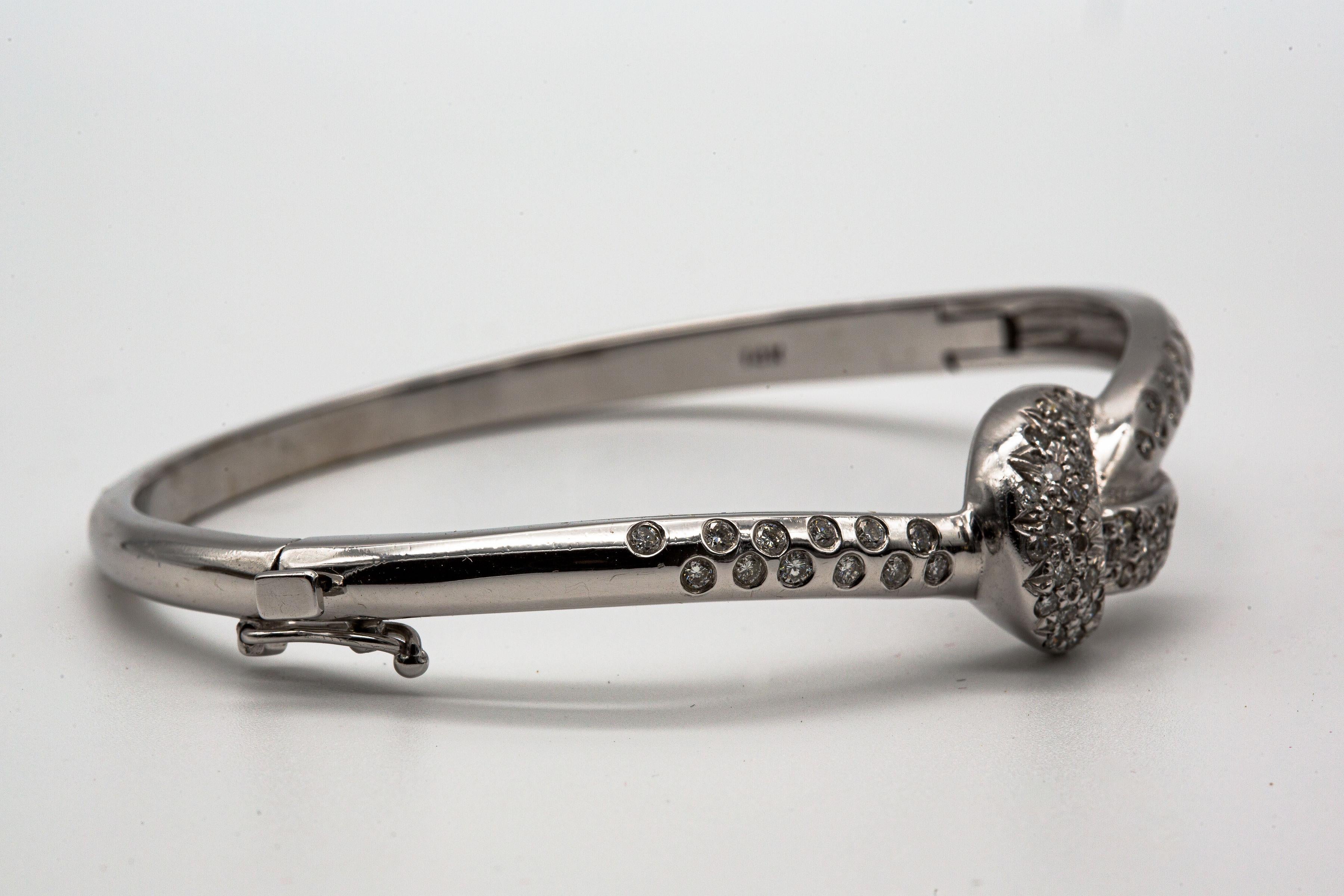 Bracciale moderno con nodo di diamanti in oro bianco 14k In condizioni buone in vendita a Bernardsville, NJ