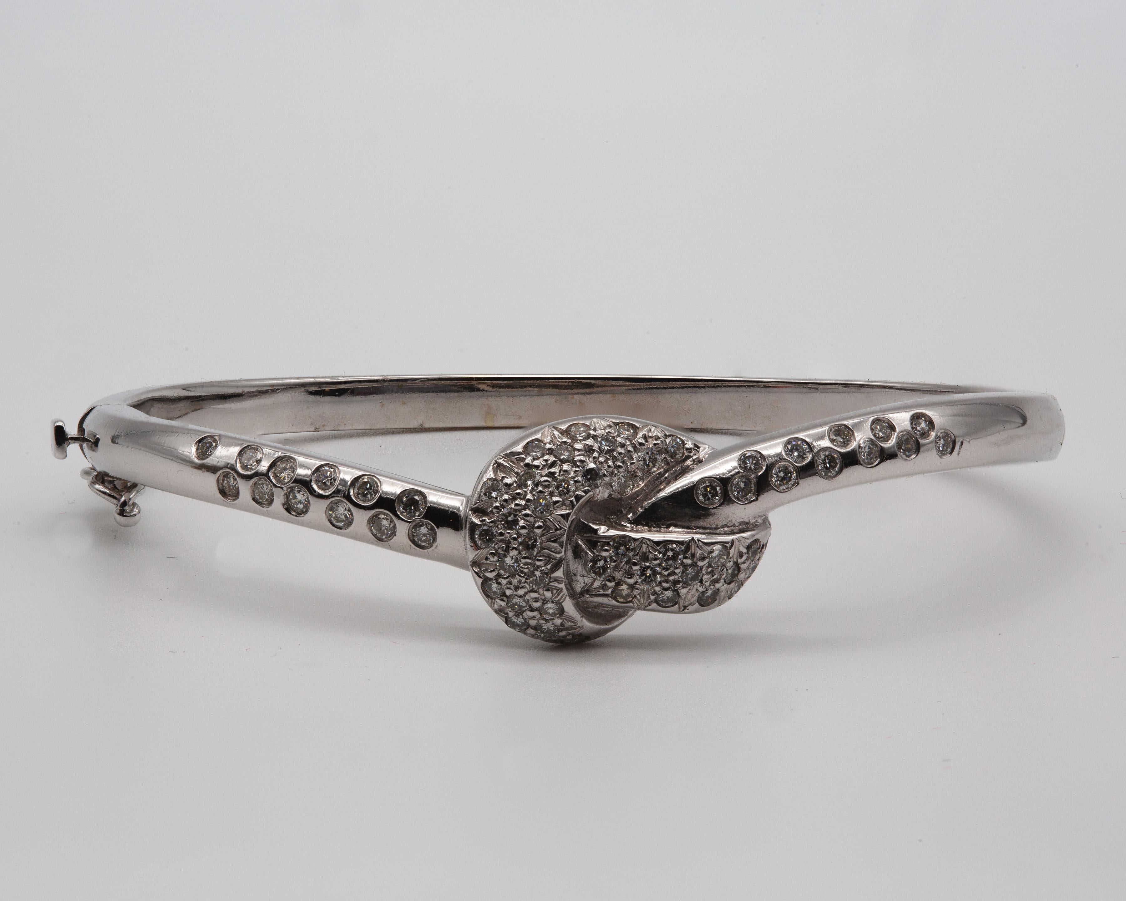 Bracciale moderno con nodo di diamanti in oro bianco 14k in vendita 4