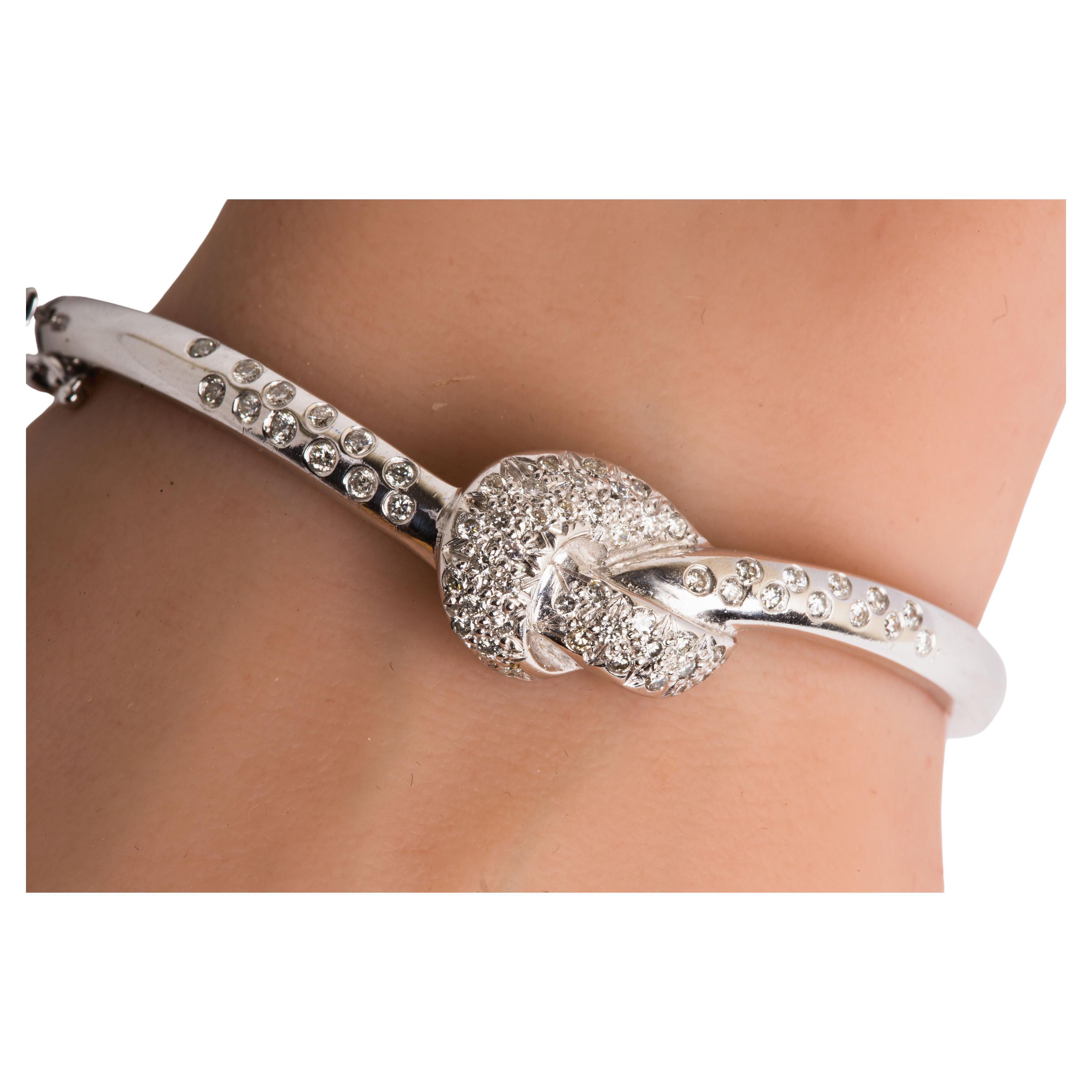 Bracciale moderno con nodo di diamanti in oro bianco 14k in vendita