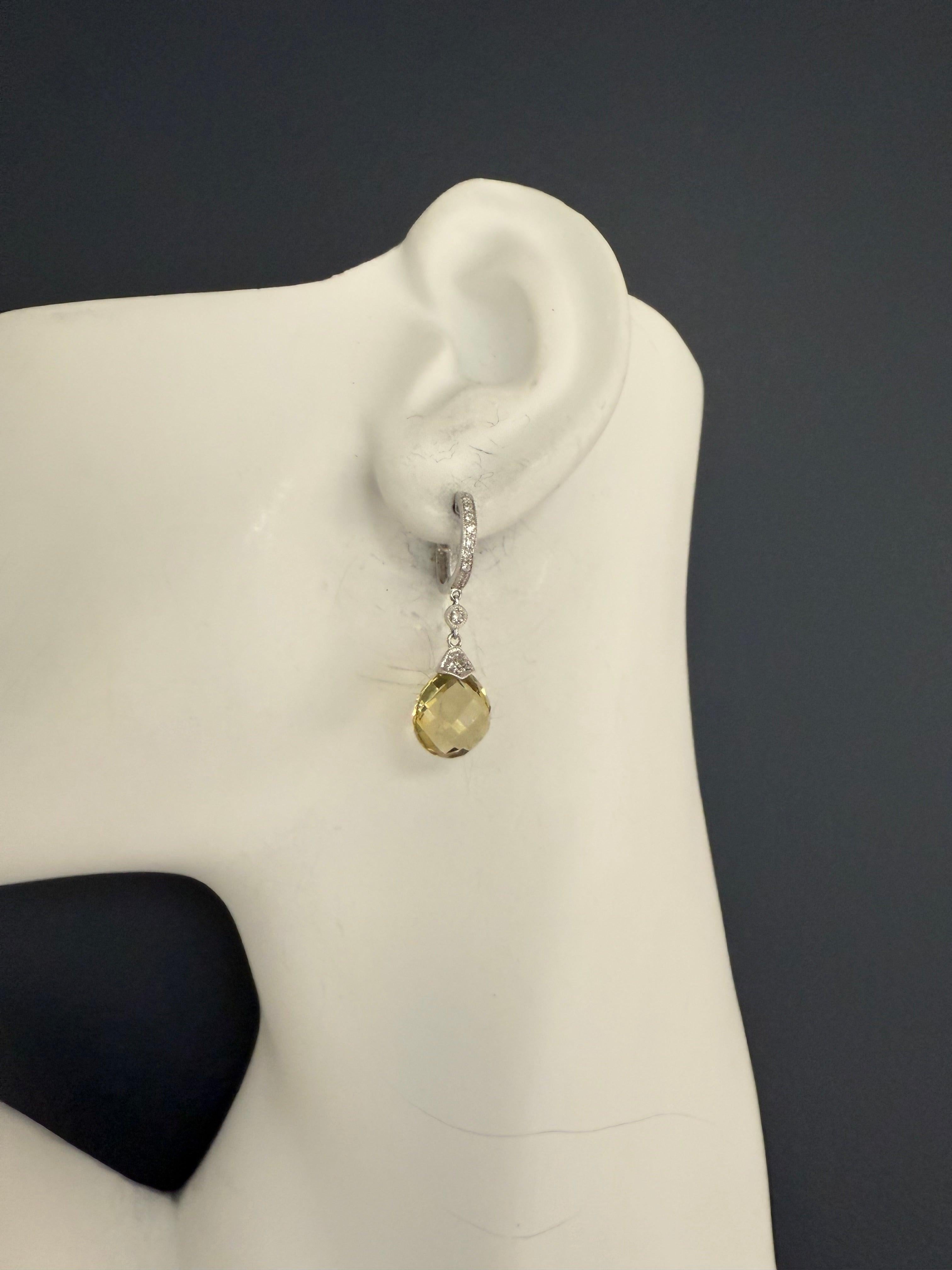 Moderne Ohrringe aus 14 Karat Weißgold mit Citrin im Rosenschliff und natürlichen Diamanten. Jeder Ohrring ist mit einem 11 mm großen, runden Citrin im Rosenschliff besetzt, der an einem 12,5 mm großen Ring hängt, der mit etwa 20 natürlichen