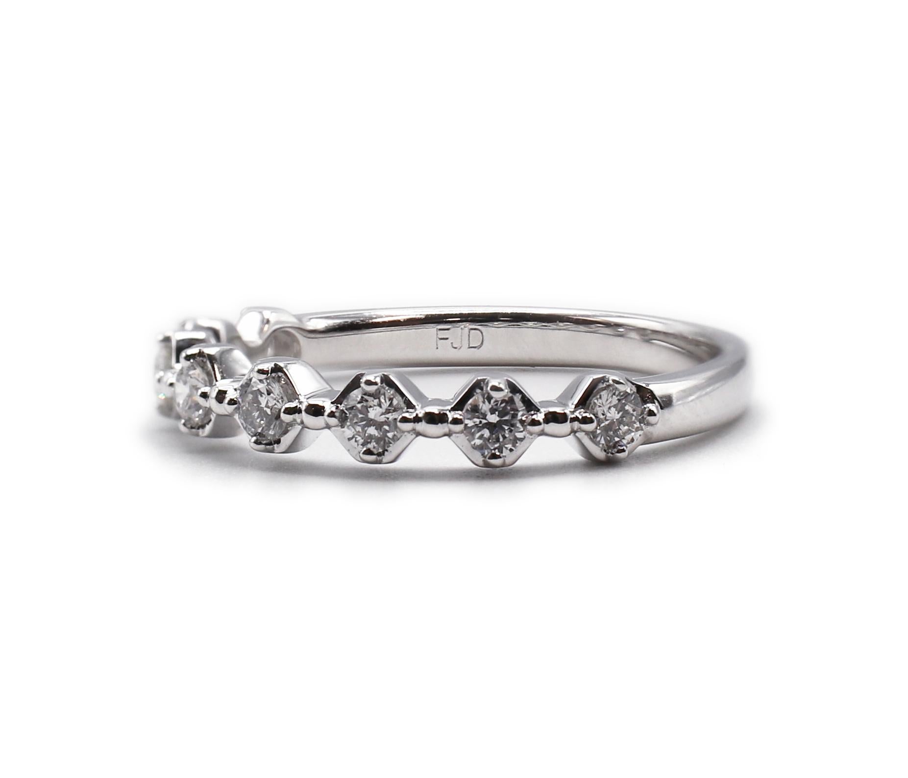 Modern 14 Karat Weißgold Rund Brillant Diamant Ehering Stapelbar Ring (Moderne) im Angebot