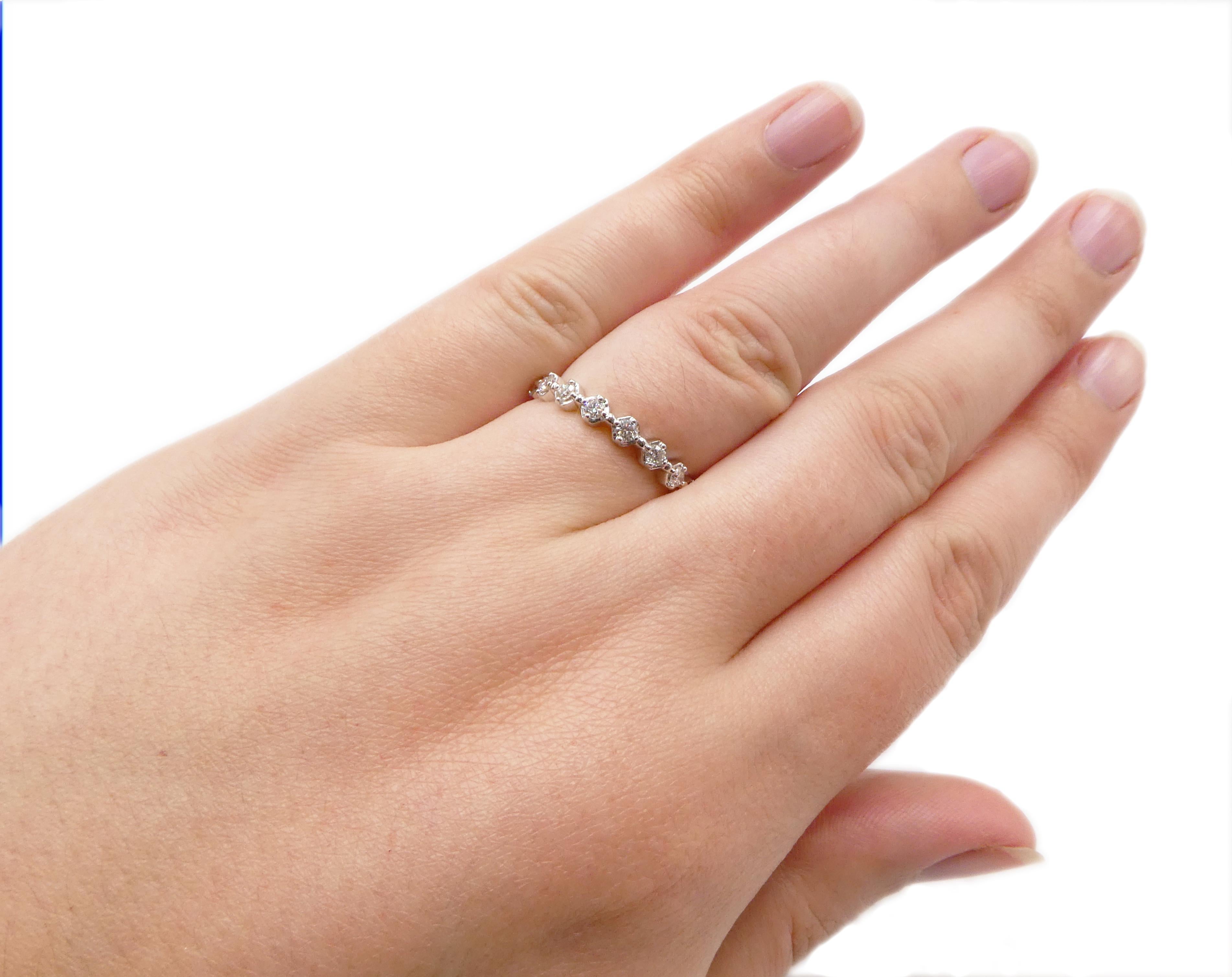Modern 14 Karat Weißgold Rund Brillant Diamant Ehering Stapelbar Ring im Angebot 1