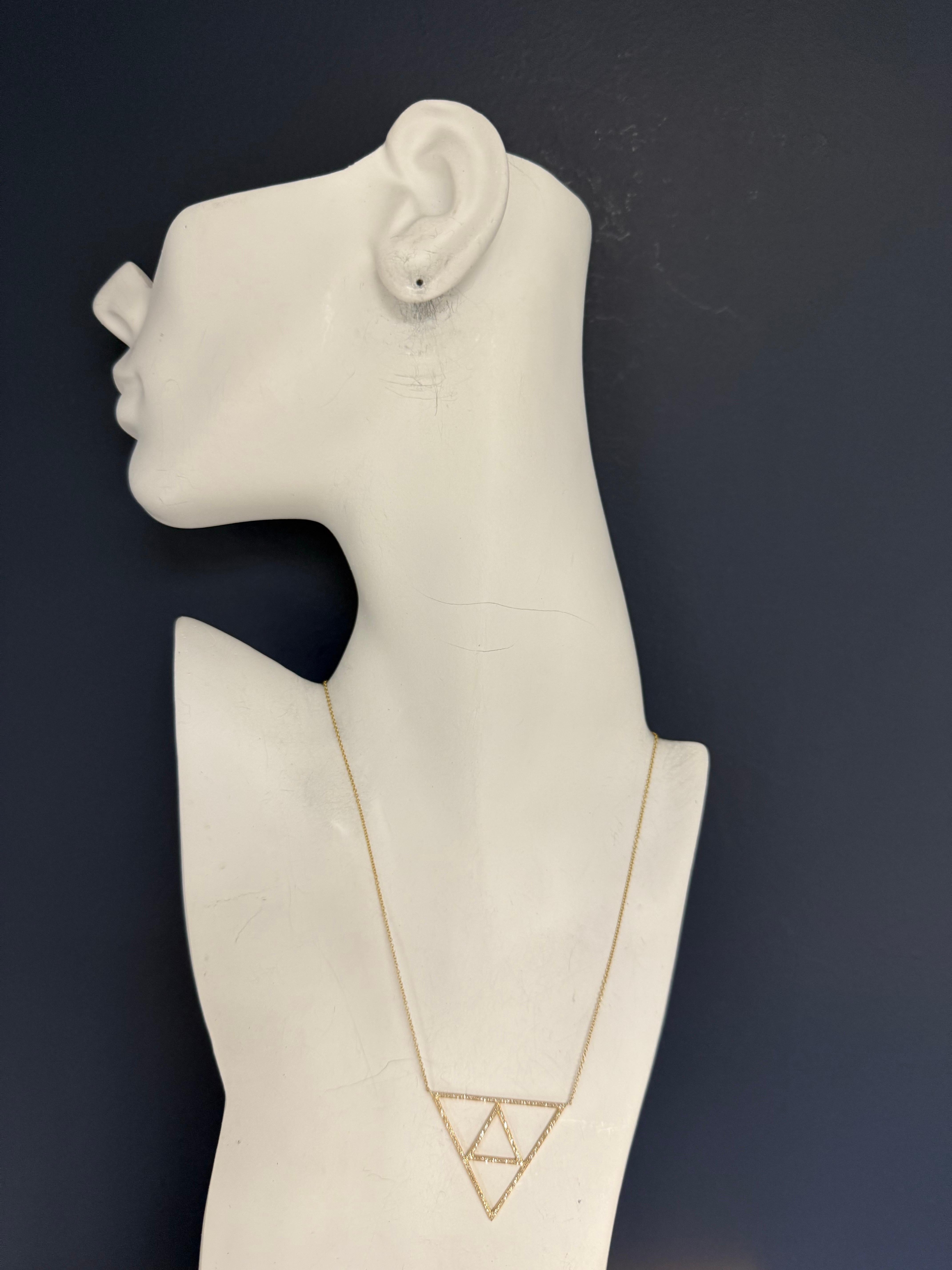 Donna Modern 14k Yellow Gold 0.50 Carat Natural Diamond Triangular Pendant in vendita