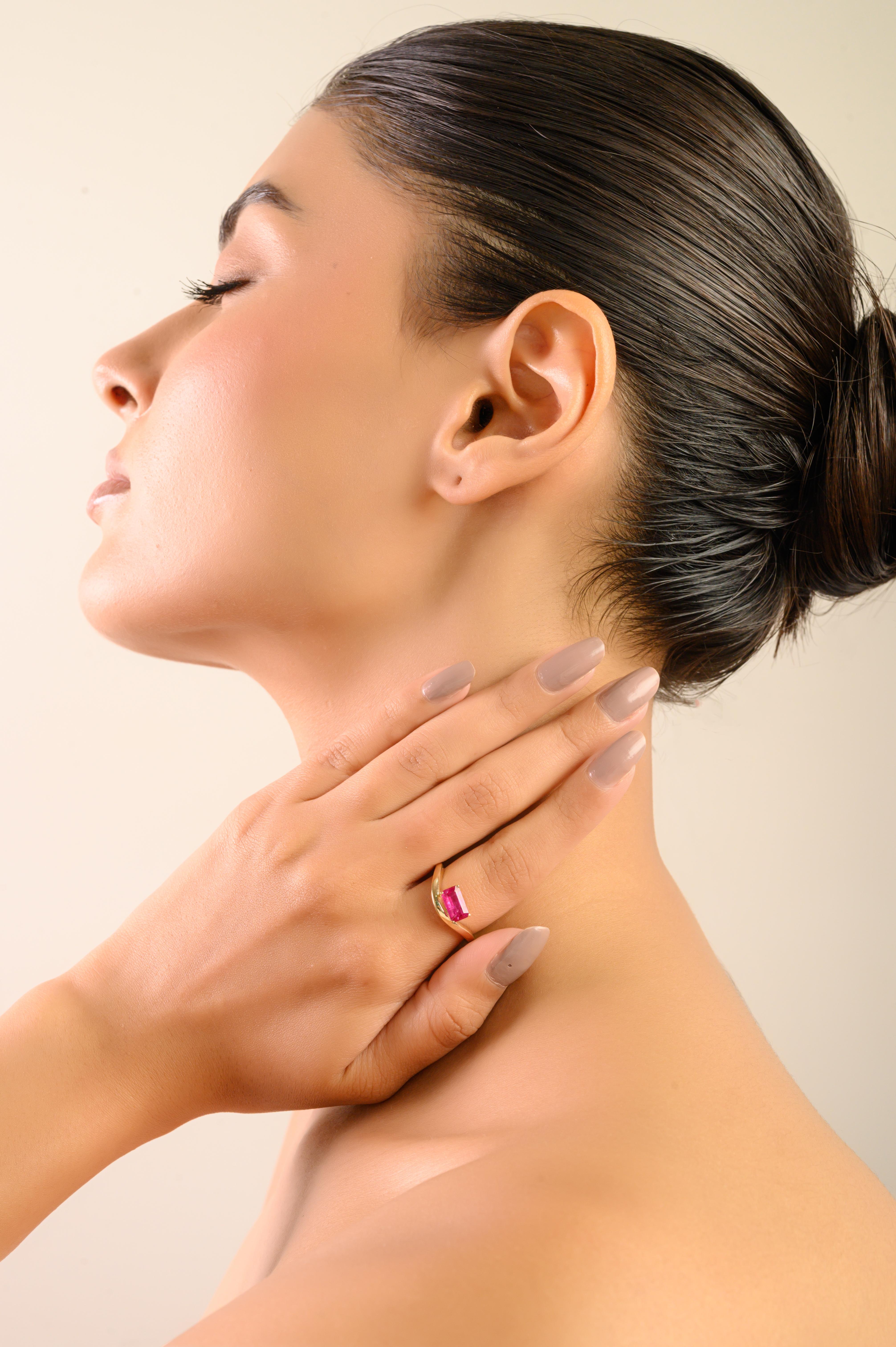 En vente :  Bague moderne en or jaune 14 carats 1,21 ct Rubis taille émeraude Wave Cadeau élégant pour les femmes 4