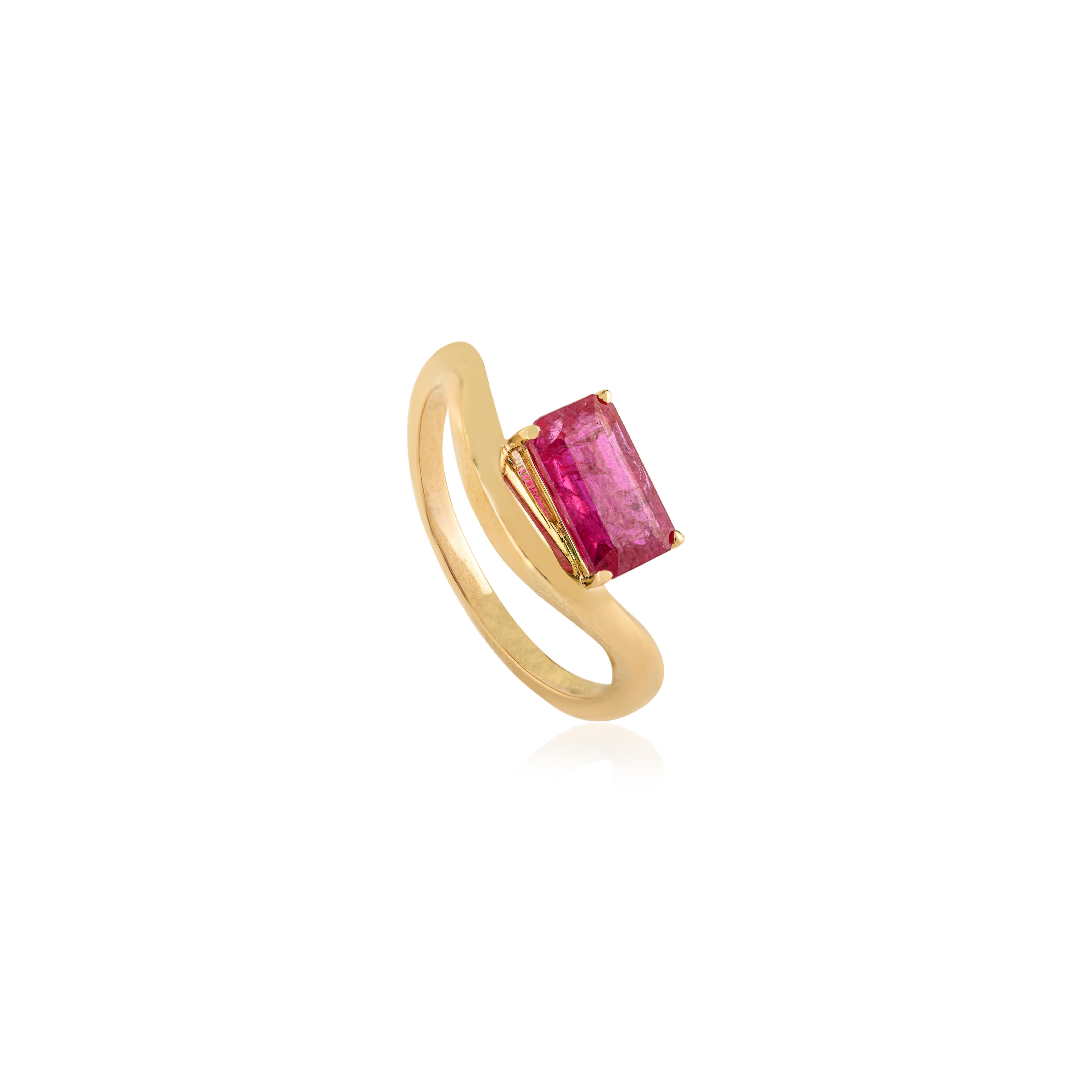En vente :  Bague moderne en or jaune 14 carats 1,21 ct Rubis taille émeraude Wave Cadeau élégant pour les femmes 9